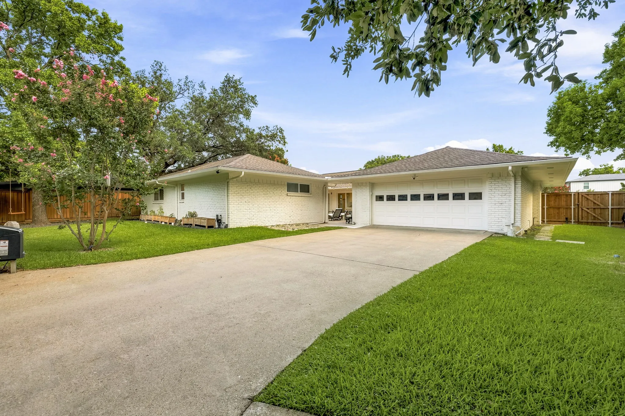 Single Family Residence For Sale in Dallas County , 7429 Tangleglen Drive, Dallas, Texas 75248, 4 Bedroom, 4 Bathroom, 2 Garage spaces, 2,491 Sqft, built in 1968, mls#21381055, Real Estate Agent in Dallas, Homes For Sale in Dallas county, Homes For Sale in Dallas, Realtor in Dallas Texas, Real Estate Brokerage Independent Realty Texas, Luminita Cordes Realtor