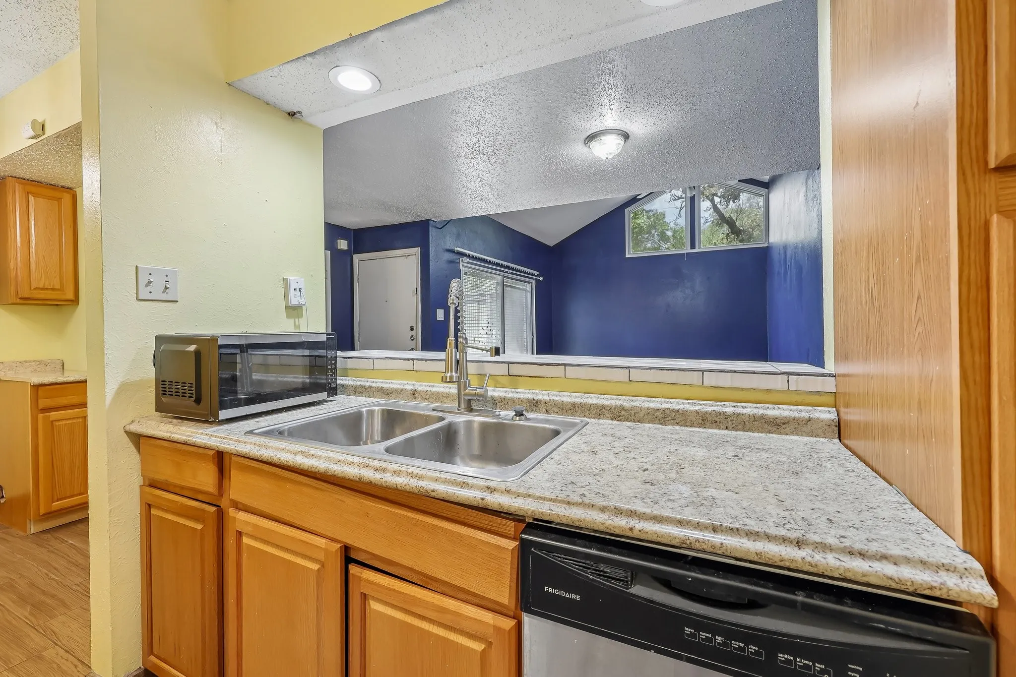 Condominium For Sale in Dallas County , 4628 Country Creek Drive 1205, Dallas, Texas 75236, 1 Bedroom, 1 Bathroom, Garage spaces, 714 Sqft, built in 1974, mls#21367624, Real Estate Agent in Dallas, Homes For Sale in Dallas county, Homes For Sale in Dallas, Realtor in Dallas Texas, Real Estate Brokerage Independent Realty Texas, Luminita Cordes Realtor
