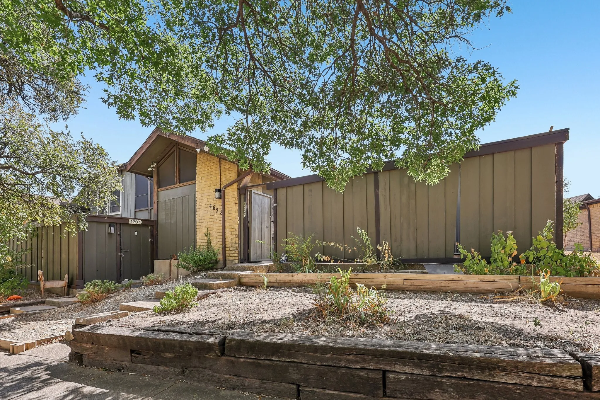 Condominium For Sale in Dallas County , 4628 Country Creek Drive 1205, Dallas, Texas 75236, 1 Bedroom, 1 Bathroom, Garage spaces, 714 Sqft, built in 1974, mls#21367624, Real Estate Agent in Dallas, Homes For Sale in Dallas county, Homes For Sale in Dallas, Realtor in Dallas Texas, Real Estate Brokerage Independent Realty Texas, Luminita Cordes Realtor