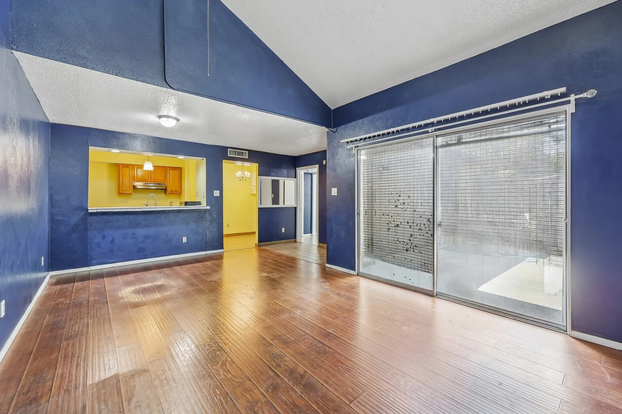 Condominium For Sale in Dallas County , 4628 Country Creek Drive 1205, Dallas, Texas 75236, 1 Bedroom, 1 Bathroom, Garage spaces, 714 Sqft, built in 1974, mls#21367624, Real Estate Agent in Dallas, Homes For Sale in Dallas county, Homes For Sale in Dallas, Realtor in Dallas Texas, Real Estate Brokerage Independent Realty Texas, Luminita Cordes Realtor