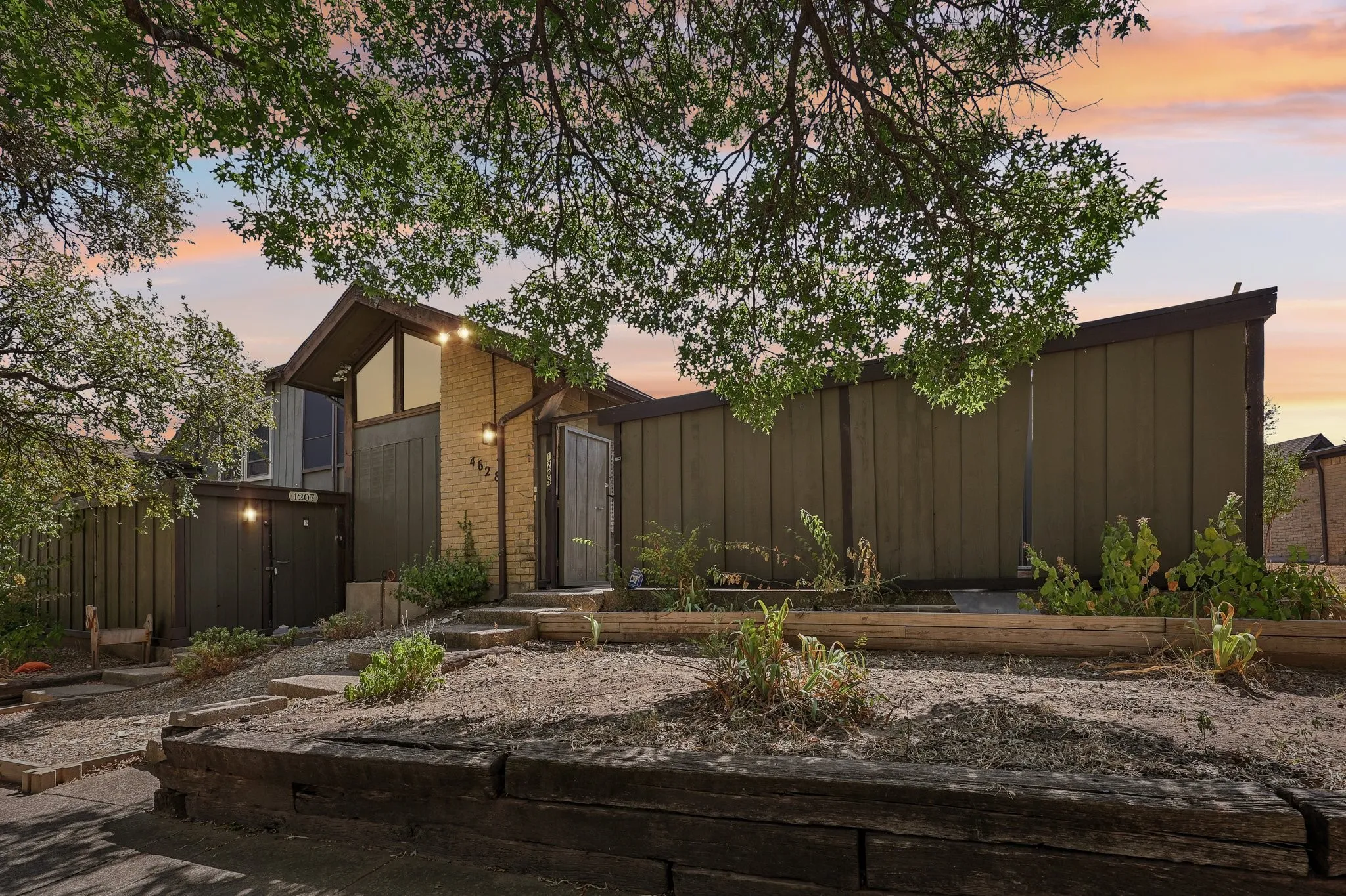 Condominium For Sale in Dallas County , 4628 Country Creek Drive 1205, Dallas, Texas 75236, 1 Bedroom, 1 Bathroom, Garage spaces, 714 Sqft, built in 1974, mls#21367624, Real Estate Agent in Dallas, Homes For Sale in Dallas county, Homes For Sale in Dallas, Realtor in Dallas Texas, Real Estate Brokerage Independent Realty Texas, Luminita Cordes Realtor
