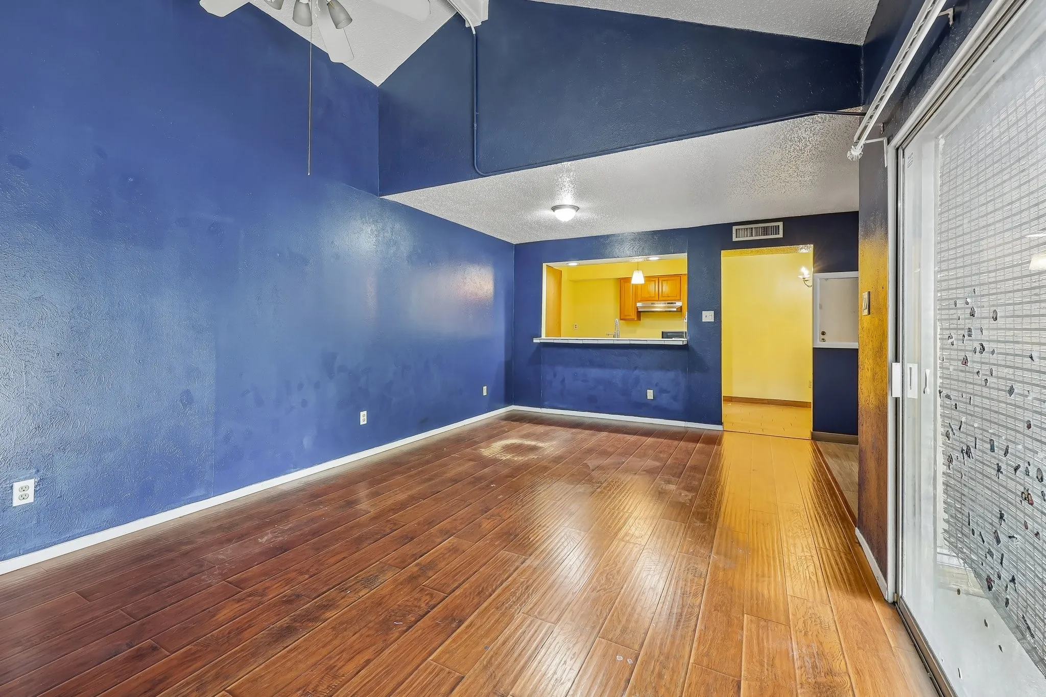 Condominium For Sale in Dallas County , 4628 Country Creek Drive 1205, Dallas, Texas 75236, 1 Bedroom, 1 Bathroom, Garage spaces, 714 Sqft, built in 1974, mls#21367624, Real Estate Agent in Dallas, Homes For Sale in Dallas county, Homes For Sale in Dallas, Realtor in Dallas Texas, Real Estate Brokerage Independent Realty Texas, Luminita Cordes Realtor