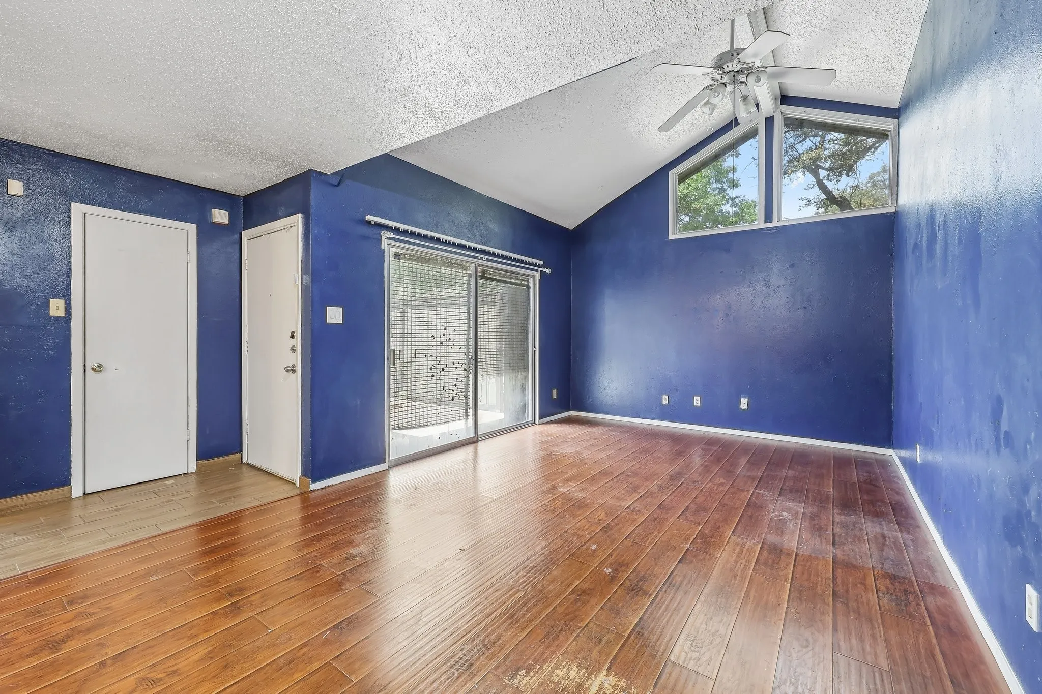 Condominium For Sale in Dallas County , 4628 Country Creek Drive 1205, Dallas, Texas 75236, 1 Bedroom, 1 Bathroom, Garage spaces, 714 Sqft, built in 1974, mls#21367624, Real Estate Agent in Dallas, Homes For Sale in Dallas county, Homes For Sale in Dallas, Realtor in Dallas Texas, Real Estate Brokerage Independent Realty Texas, Luminita Cordes Realtor