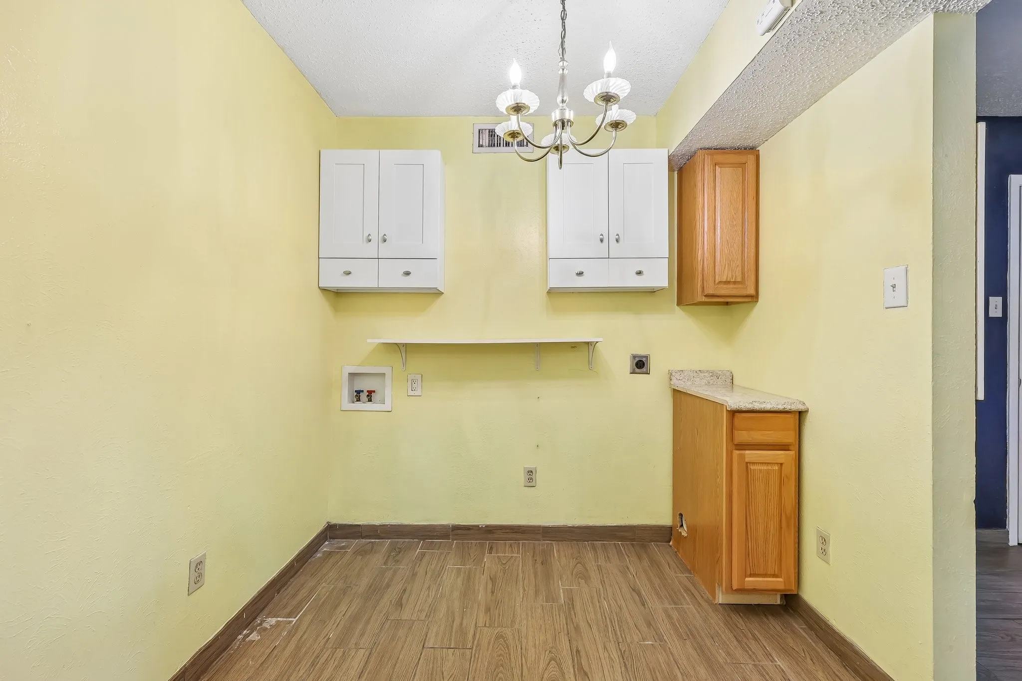 Condominium For Sale in Dallas County , 4628 Country Creek Drive 1205, Dallas, Texas 75236, 1 Bedroom, 1 Bathroom, Garage spaces, 714 Sqft, built in 1974, mls#21367624, Real Estate Agent in Dallas, Homes For Sale in Dallas county, Homes For Sale in Dallas, Realtor in Dallas Texas, Real Estate Brokerage Independent Realty Texas, Luminita Cordes Realtor
