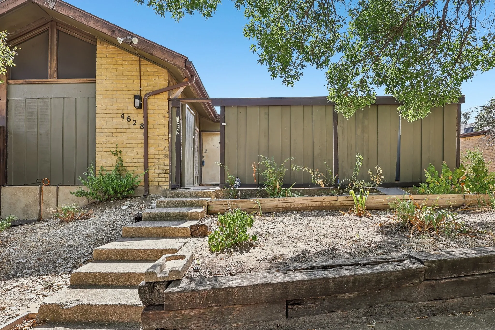 Condominium For Sale in Dallas County , 4628 Country Creek Drive 1205, Dallas, Texas 75236, 1 Bedroom, 1 Bathroom, Garage spaces, 714 Sqft, built in 1974, mls#21367624, Real Estate Agent in Dallas, Homes For Sale in Dallas county, Homes For Sale in Dallas, Realtor in Dallas Texas, Real Estate Brokerage Independent Realty Texas, Luminita Cordes Realtor