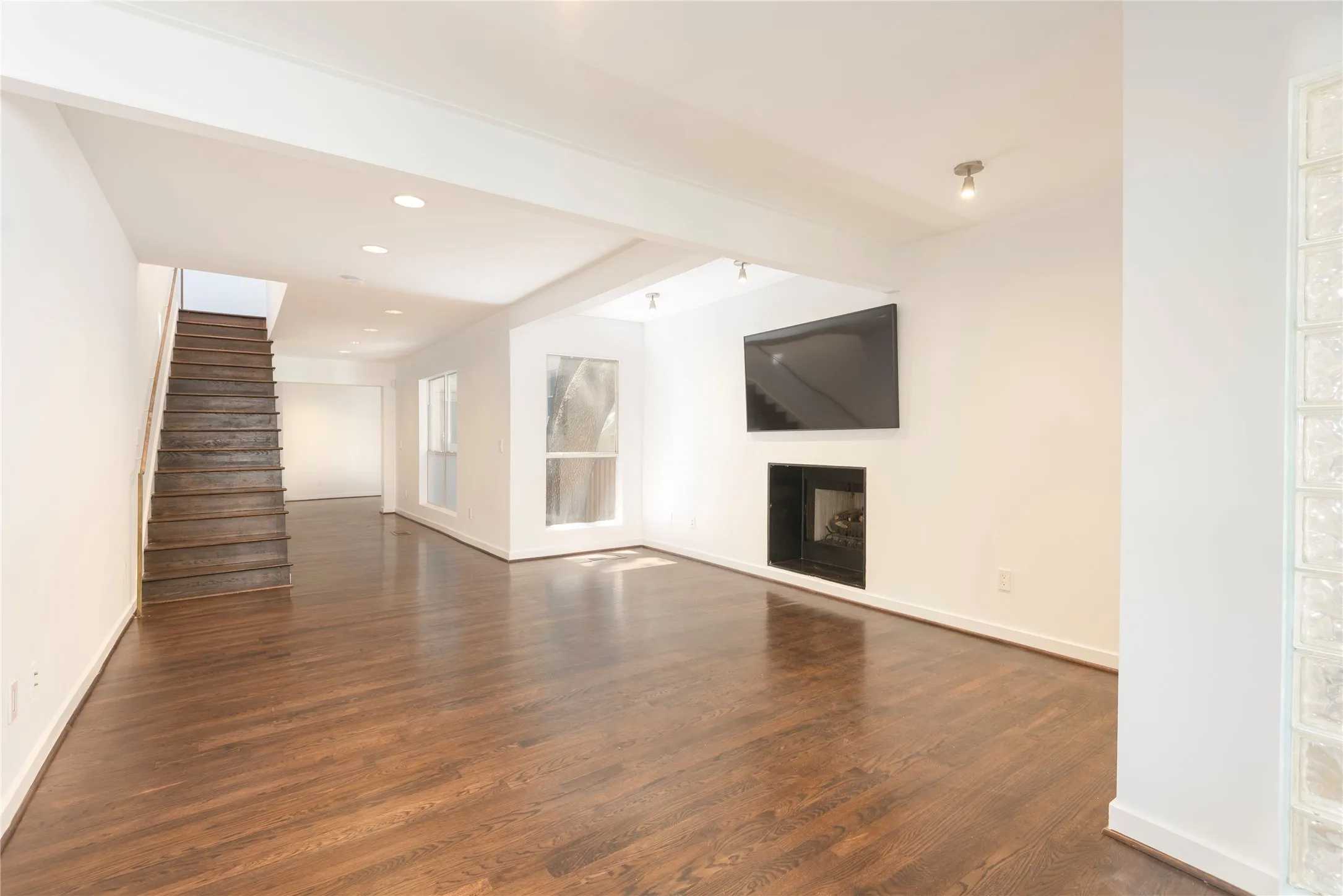 Condominium For Sale in Dallas County , 4122 Travis Street 10, Dallas, Texas 75204, 2 Bedroom, 3 Bathroom, 1 Garage spaces, 1,423 Sqft, built in 1997, mls#21381643, Real Estate Agent in Dallas, Homes For Sale in Dallas county, Homes For Sale in Dallas, Realtor in Dallas Texas, Real Estate Brokerage Independent Realty Texas, Luminita Cordes Realtor