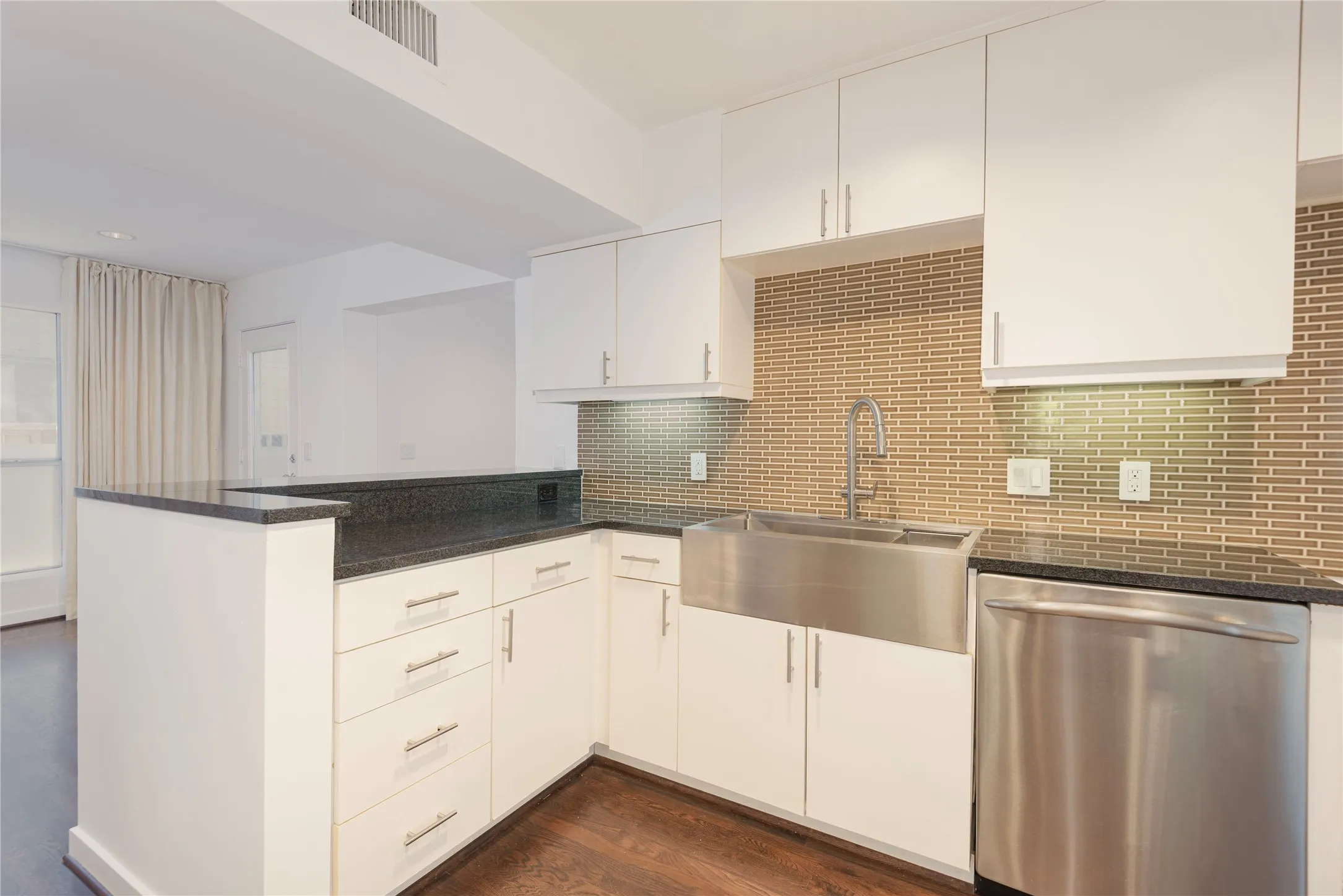 Condominium For Sale in Dallas County , 4122 Travis Street 10, Dallas, Texas 75204, 2 Bedroom, 3 Bathroom, 1 Garage spaces, 1,423 Sqft, built in 1997, mls#21381643, Real Estate Agent in Dallas, Homes For Sale in Dallas county, Homes For Sale in Dallas, Realtor in Dallas Texas, Real Estate Brokerage Independent Realty Texas, Luminita Cordes Realtor