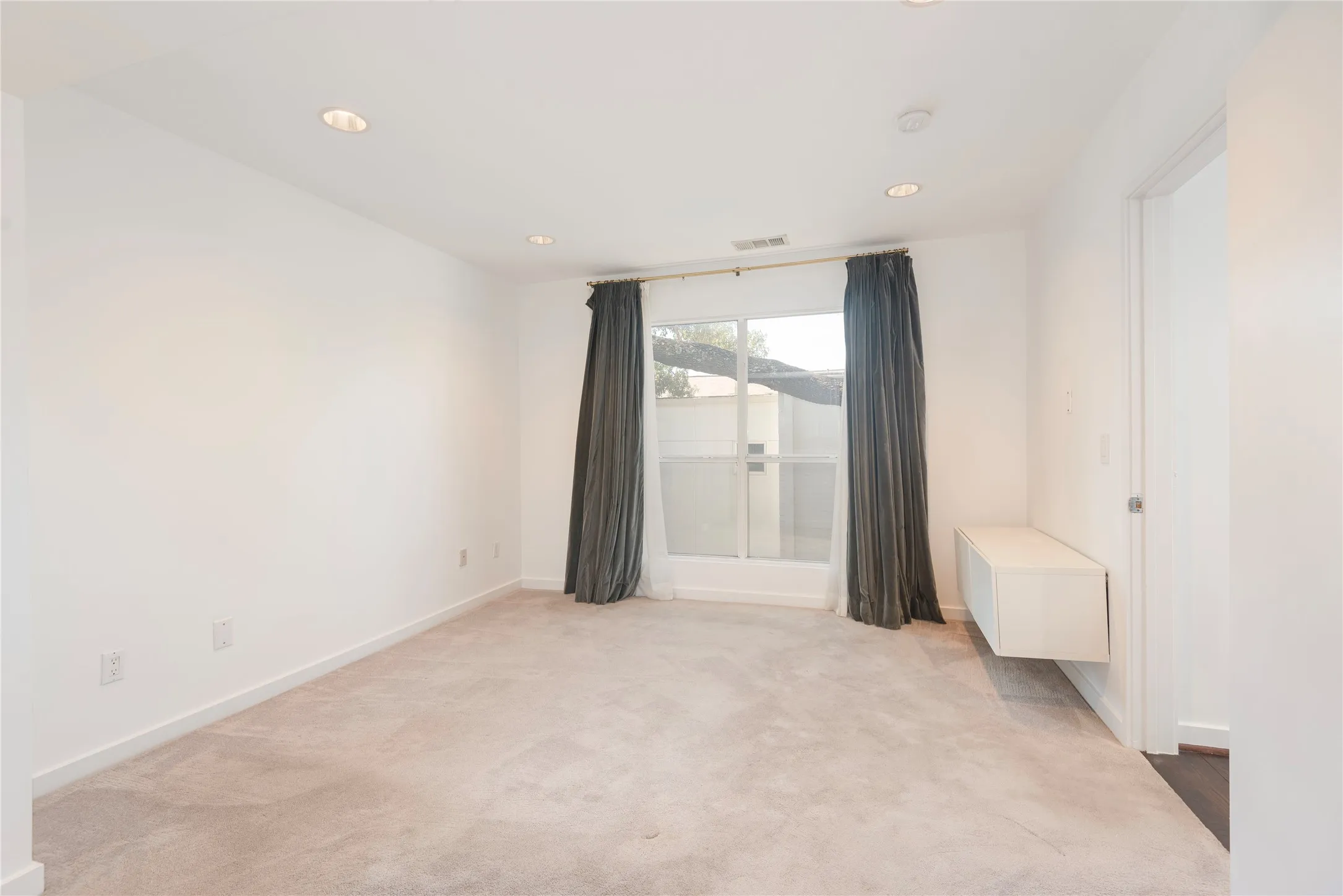 Condominium For Sale in Dallas County , 4122 Travis Street 10, Dallas, Texas 75204, 2 Bedroom, 3 Bathroom, 1 Garage spaces, 1,423 Sqft, built in 1997, mls#21381643, Real Estate Agent in Dallas, Homes For Sale in Dallas county, Homes For Sale in Dallas, Realtor in Dallas Texas, Real Estate Brokerage Independent Realty Texas, Luminita Cordes Realtor