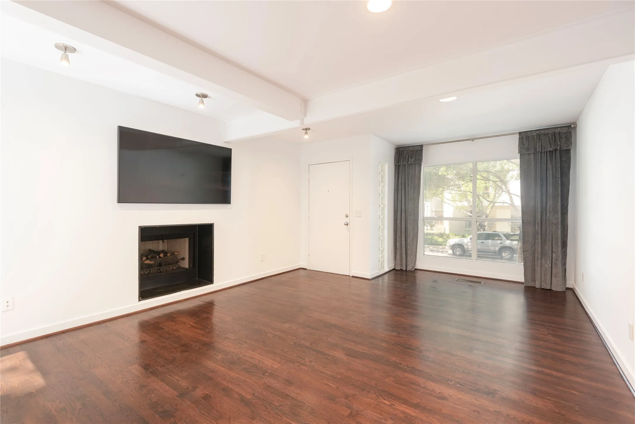 Condominium For Sale in Dallas County , 4122 Travis Street 10, Dallas, Texas 75204, 2 Bedroom, 3 Bathroom, 1 Garage spaces, 1,423 Sqft, built in 1997, mls#21381643, Real Estate Agent in Dallas, Homes For Sale in Dallas county, Homes For Sale in Dallas, Realtor in Dallas Texas, Real Estate Brokerage Independent Realty Texas, Luminita Cordes Realtor