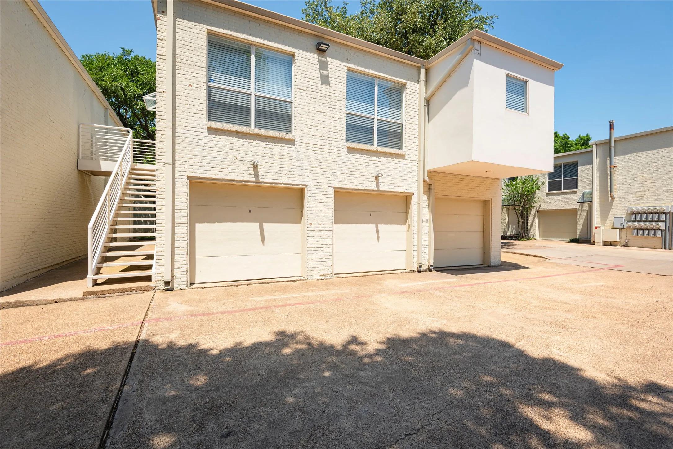 Private single car garage (middle space)