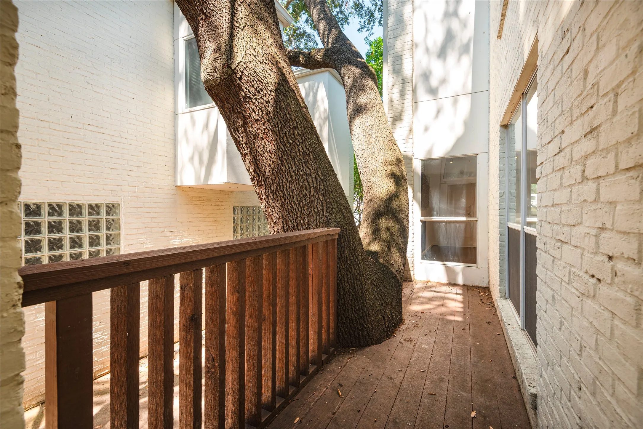 Condominium For Sale in Dallas County , 4122 Travis Street 10, Dallas, Texas 75204, 2 Bedroom, 3 Bathroom, 1 Garage spaces, 1,423 Sqft, built in 1997, mls#21381643, Real Estate Agent in Dallas, Homes For Sale in Dallas county, Homes For Sale in Dallas, Realtor in Dallas Texas, Real Estate Brokerage Independent Realty Texas, Luminita Cordes Realtor