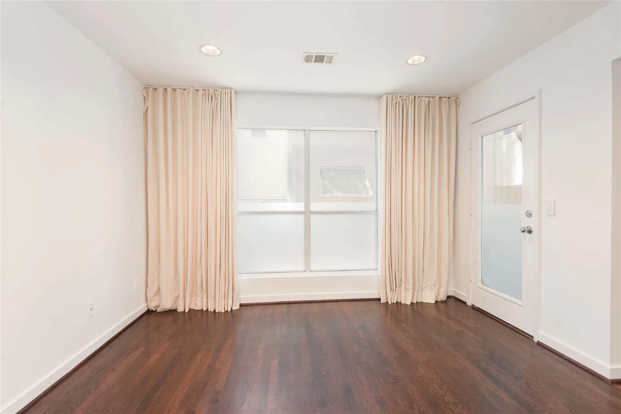 Condominium For Sale in Dallas County , 4122 Travis Street 10, Dallas, Texas 75204, 2 Bedroom, 3 Bathroom, 1 Garage spaces, 1,423 Sqft, built in 1997, mls#21381643, Real Estate Agent in Dallas, Homes For Sale in Dallas county, Homes For Sale in Dallas, Realtor in Dallas Texas, Real Estate Brokerage Independent Realty Texas, Luminita Cordes Realtor