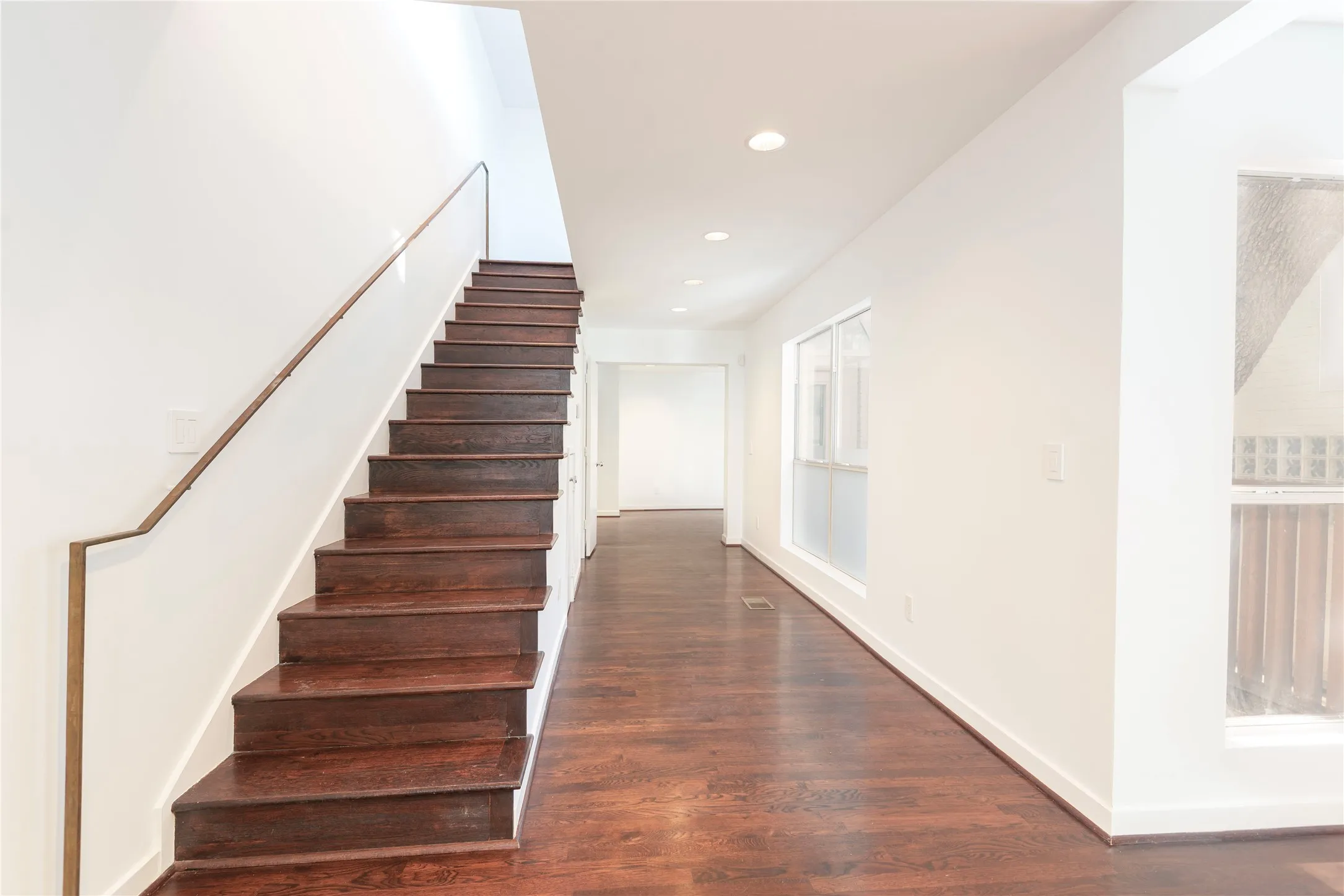 Condominium For Sale in Dallas County , 4122 Travis Street 10, Dallas, Texas 75204, 2 Bedroom, 3 Bathroom, 1 Garage spaces, 1,423 Sqft, built in 1997, mls#21381643, Real Estate Agent in Dallas, Homes For Sale in Dallas county, Homes For Sale in Dallas, Realtor in Dallas Texas, Real Estate Brokerage Independent Realty Texas, Luminita Cordes Realtor