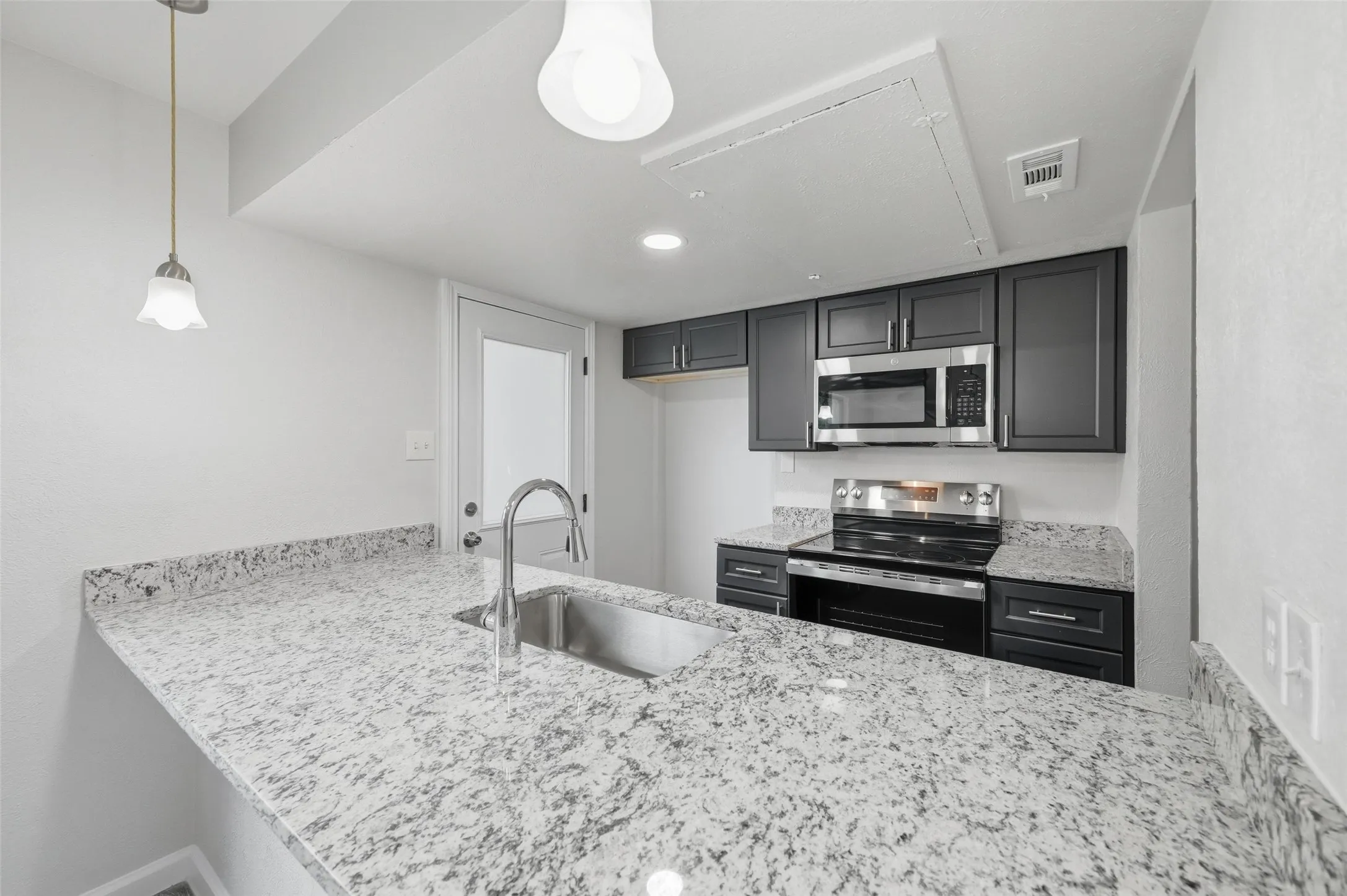 Condominium For Sale in Dallas County , 2702 Douglas Avenue 121, Dallas, Texas 75219, 2 Bedroom, 2 Bathroom, Garage spaces, 969 Sqft, built in 1966, mls#21381636, Real Estate Agent in Dallas, Homes For Sale in Dallas county, Homes For Sale in Dallas, Realtor in Dallas Texas, Real Estate Brokerage Independent Realty Texas, Luminita Cordes Realtor