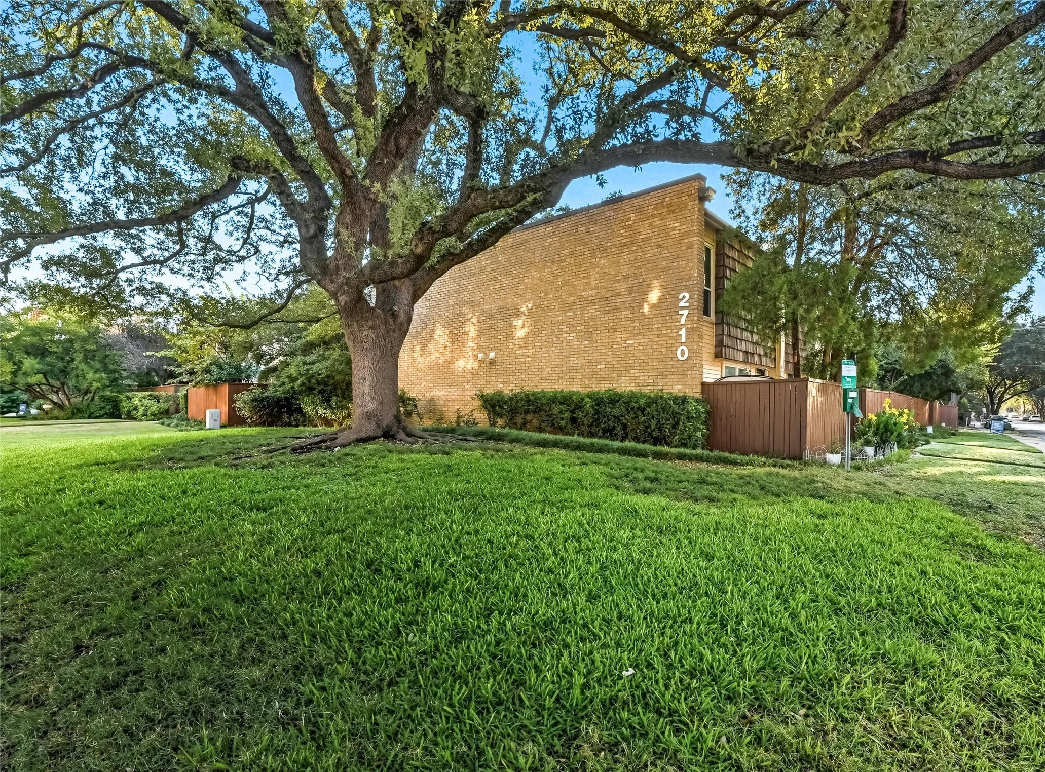 Condominium For Sale in Dallas County , 2702 Douglas Avenue 121, Dallas, Texas 75219, 2 Bedroom, 2 Bathroom, Garage spaces, 969 Sqft, built in 1966, mls#21381636, Real Estate Agent in Dallas, Homes For Sale in Dallas county, Homes For Sale in Dallas, Realtor in Dallas Texas, Real Estate Brokerage Independent Realty Texas, Luminita Cordes Realtor