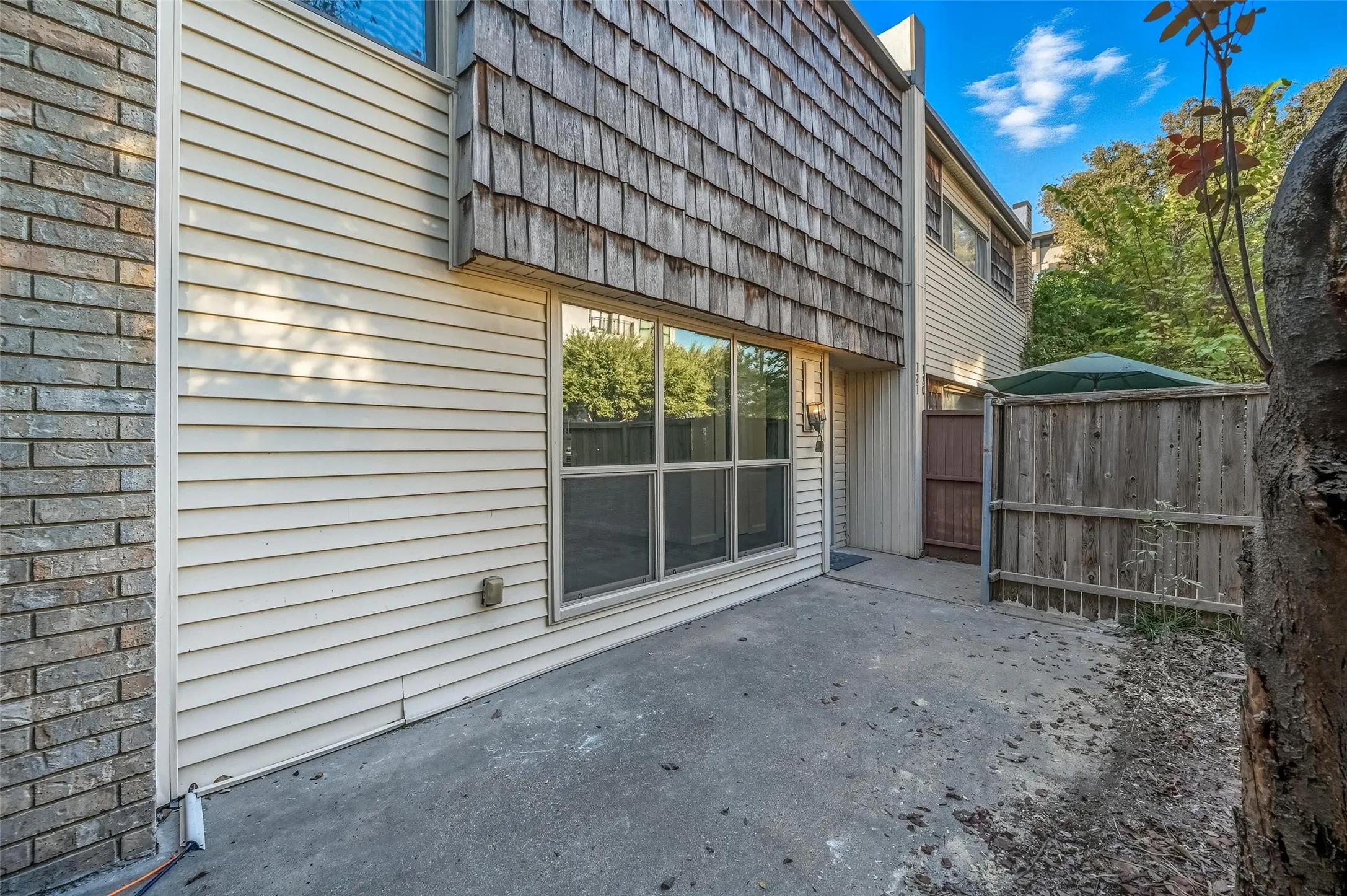 Condominium For Sale in Dallas County , 2702 Douglas Avenue 121, Dallas, Texas 75219, 2 Bedroom, 2 Bathroom, Garage spaces, 969 Sqft, built in 1966, mls#21381636, Real Estate Agent in Dallas, Homes For Sale in Dallas county, Homes For Sale in Dallas, Realtor in Dallas Texas, Real Estate Brokerage Independent Realty Texas, Luminita Cordes Realtor