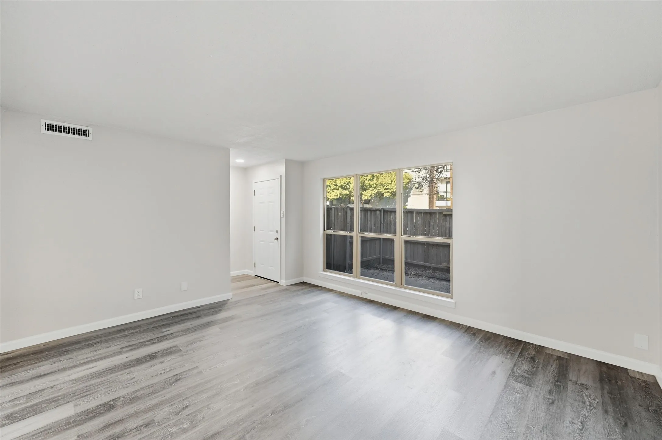 Condominium For Sale in Dallas County , 2702 Douglas Avenue 121, Dallas, Texas 75219, 2 Bedroom, 2 Bathroom, Garage spaces, 969 Sqft, built in 1966, mls#21381636, Real Estate Agent in Dallas, Homes For Sale in Dallas county, Homes For Sale in Dallas, Realtor in Dallas Texas, Real Estate Brokerage Independent Realty Texas, Luminita Cordes Realtor