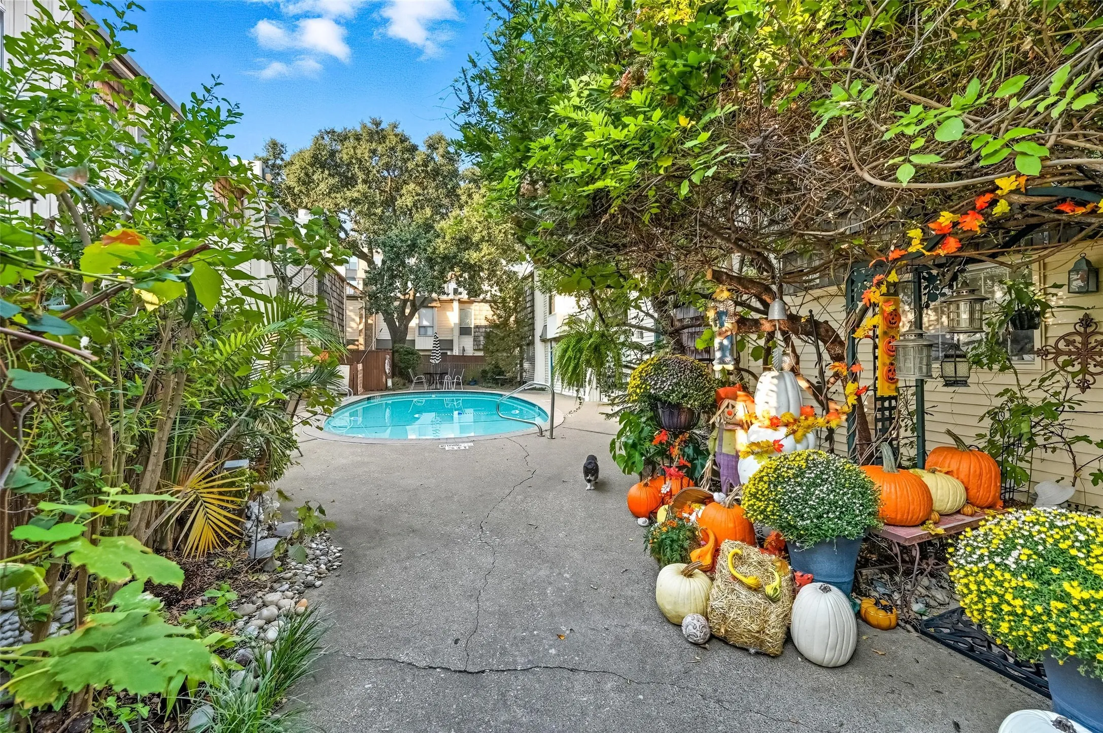 Condominium For Sale in Dallas County , 2702 Douglas Avenue 121, Dallas, Texas 75219, 2 Bedroom, 2 Bathroom, Garage spaces, 969 Sqft, built in 1966, mls#21381636, Real Estate Agent in Dallas, Homes For Sale in Dallas county, Homes For Sale in Dallas, Realtor in Dallas Texas, Real Estate Brokerage Independent Realty Texas, Luminita Cordes Realtor