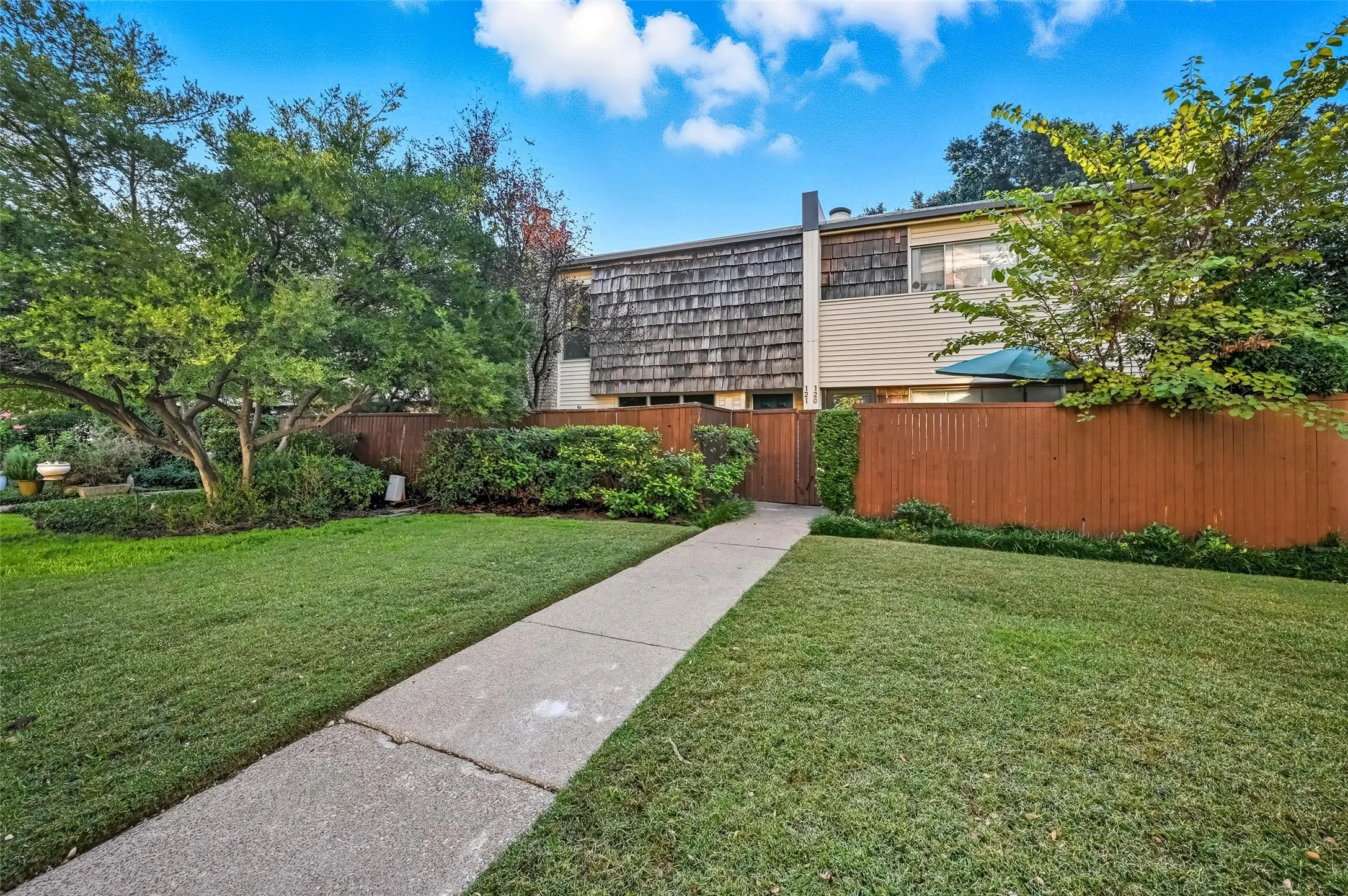Condominium For Sale in Dallas County , 2702 Douglas Avenue 121, Dallas, Texas 75219, 2 Bedroom, 2 Bathroom, Garage spaces, 969 Sqft, built in 1966, mls#21381636, Real Estate Agent in Dallas, Homes For Sale in Dallas county, Homes For Sale in Dallas, Realtor in Dallas Texas, Real Estate Brokerage Independent Realty Texas, Luminita Cordes Realtor