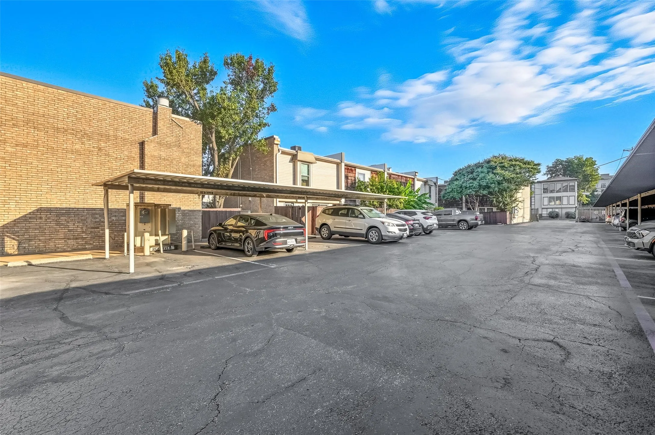 Condominium For Sale in Dallas County , 2702 Douglas Avenue 121, Dallas, Texas 75219, 2 Bedroom, 2 Bathroom, Garage spaces, 969 Sqft, built in 1966, mls#21381636, Real Estate Agent in Dallas, Homes For Sale in Dallas county, Homes For Sale in Dallas, Realtor in Dallas Texas, Real Estate Brokerage Independent Realty Texas, Luminita Cordes Realtor