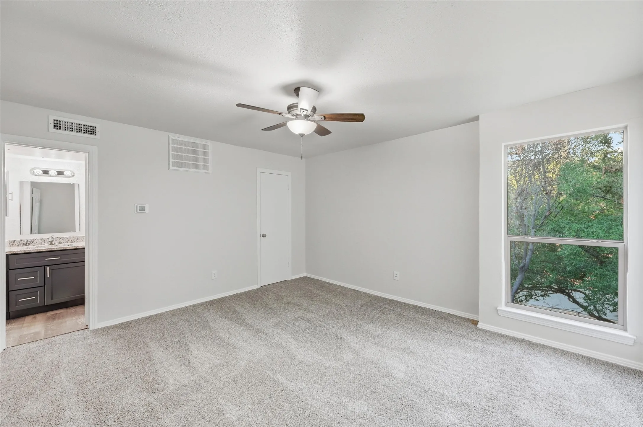Condominium For Sale in Dallas County , 2702 Douglas Avenue 121, Dallas, Texas 75219, 2 Bedroom, 2 Bathroom, Garage spaces, 969 Sqft, built in 1966, mls#21381636, Real Estate Agent in Dallas, Homes For Sale in Dallas county, Homes For Sale in Dallas, Realtor in Dallas Texas, Real Estate Brokerage Independent Realty Texas, Luminita Cordes Realtor