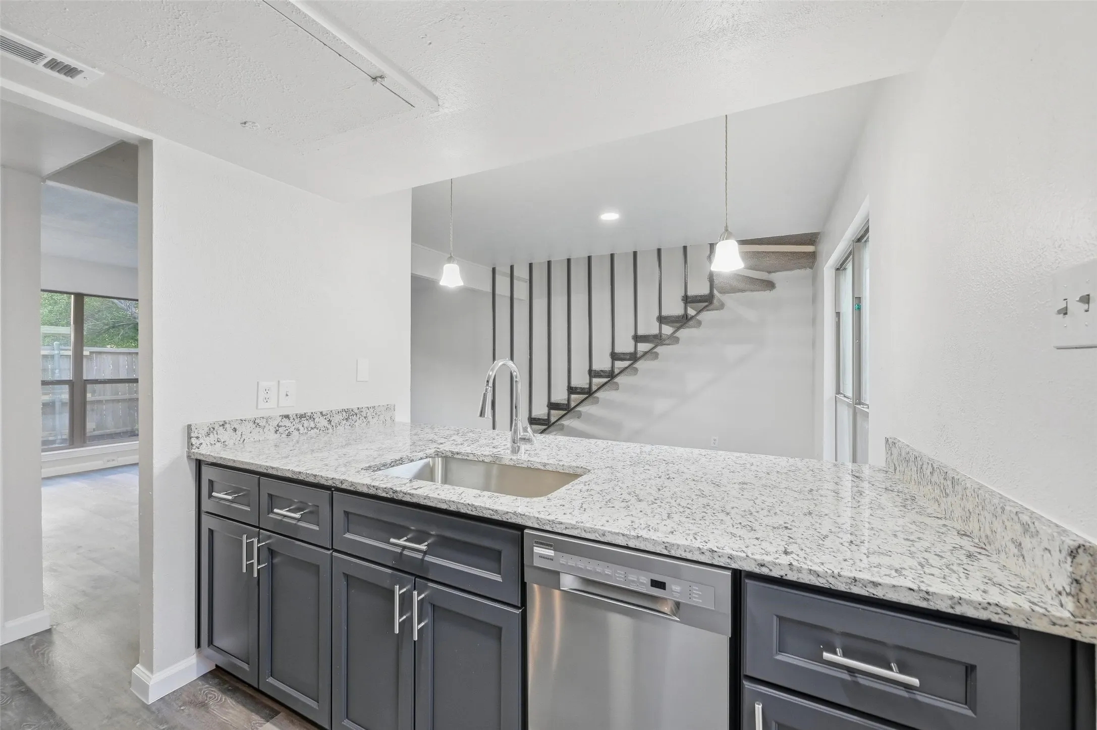 Condominium For Sale in Dallas County , 2702 Douglas Avenue 121, Dallas, Texas 75219, 2 Bedroom, 2 Bathroom, Garage spaces, 969 Sqft, built in 1966, mls#21381636, Real Estate Agent in Dallas, Homes For Sale in Dallas county, Homes For Sale in Dallas, Realtor in Dallas Texas, Real Estate Brokerage Independent Realty Texas, Luminita Cordes Realtor