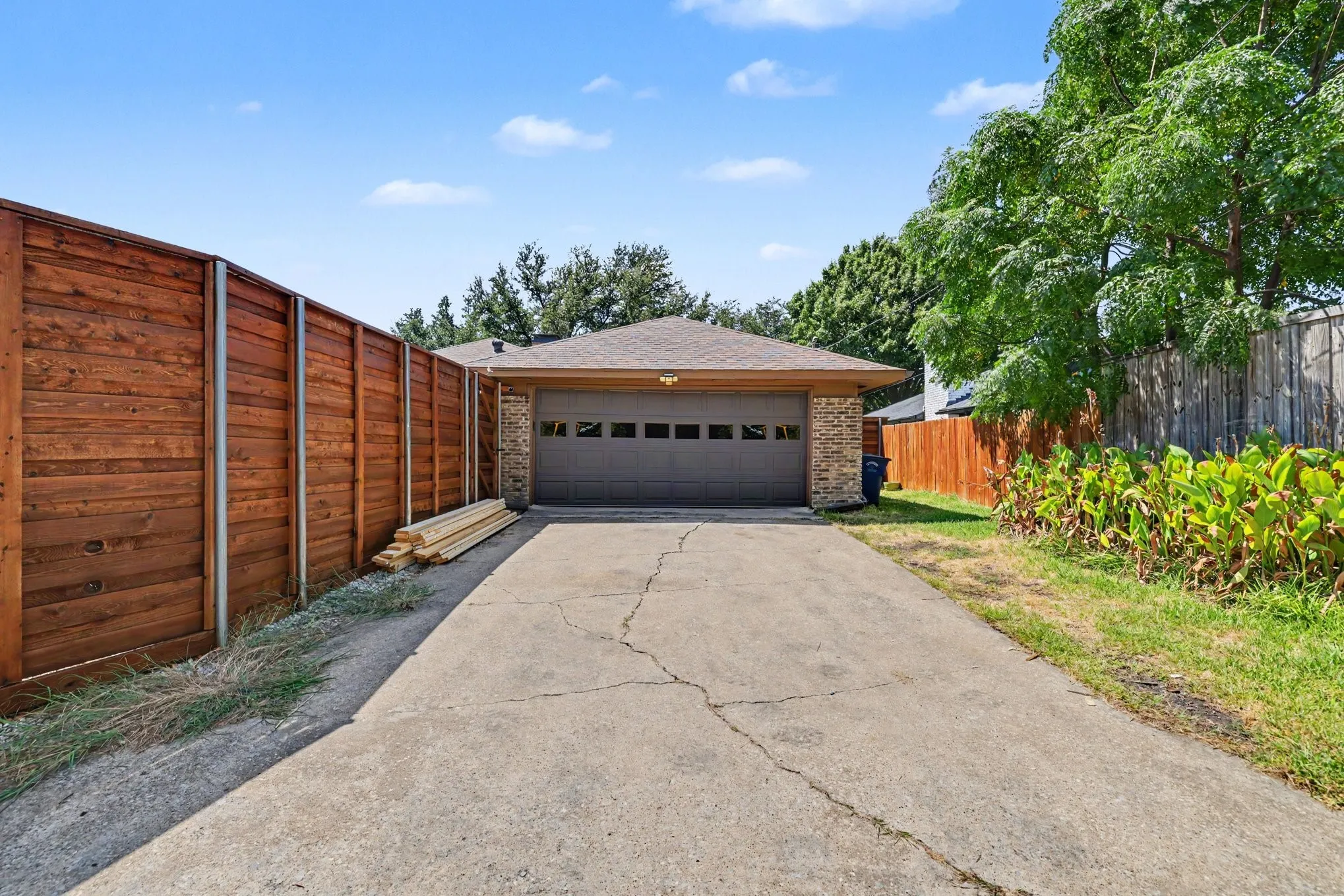 Single Family Residence For Sale in Dallas County , 13126 Fall Manor Drive, Dallas, Texas 75243, 3 Bedroom, 3 Bathroom, 2 Garage spaces, 2,468 Sqft, built in 1979, mls#21380379, Real Estate Agent in Dallas, Homes For Sale in Dallas county, Homes For Sale in Dallas, Realtor in Dallas Texas, Real Estate Brokerage Independent Realty Texas, Luminita Cordes Realtor