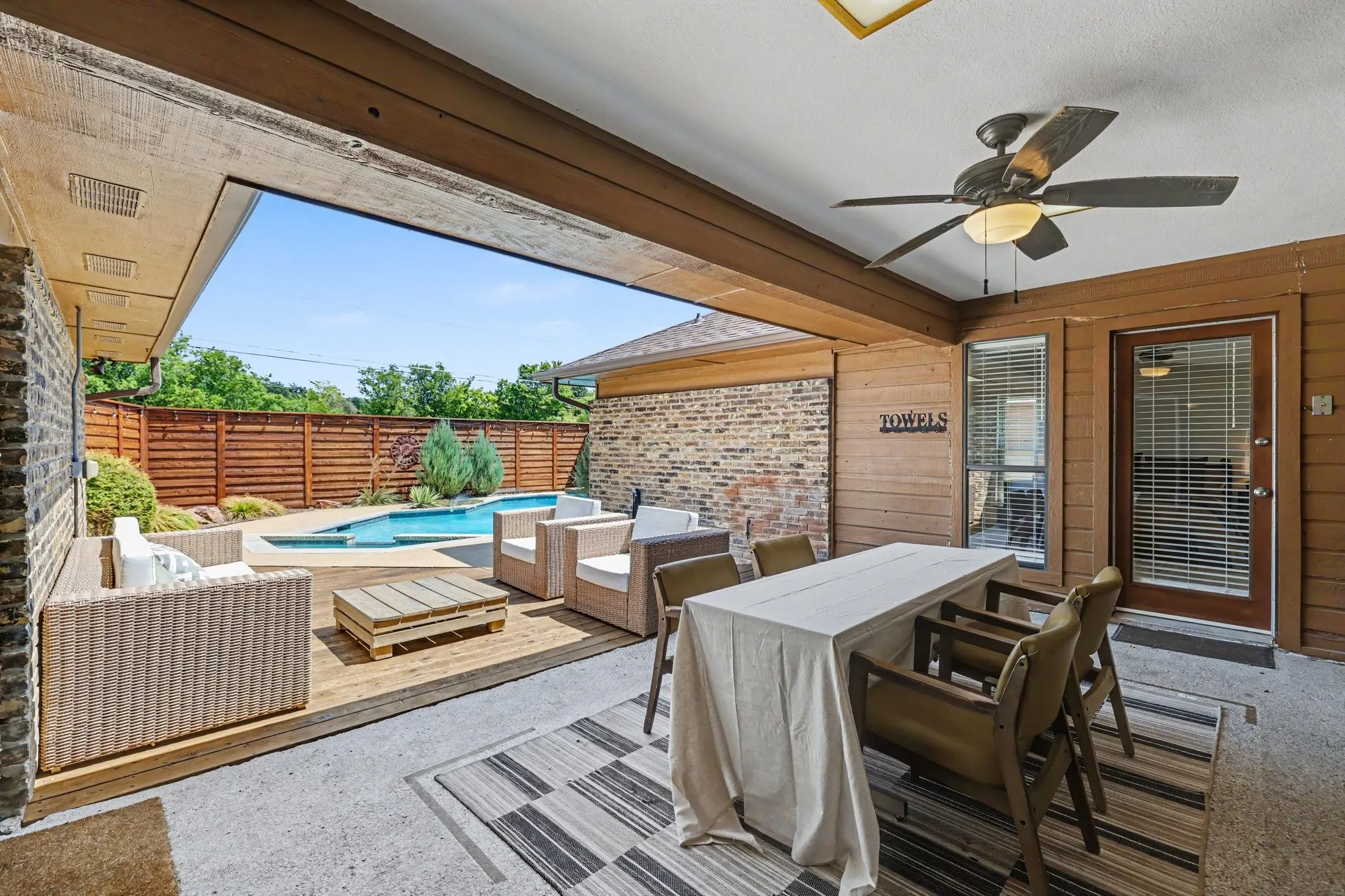 Single Family Residence For Sale in Dallas County , 13126 Fall Manor Drive, Dallas, Texas 75243, 3 Bedroom, 3 Bathroom, 2 Garage spaces, 2,468 Sqft, built in 1979, mls#21380379, Real Estate Agent in Dallas, Homes For Sale in Dallas county, Homes For Sale in Dallas, Realtor in Dallas Texas, Real Estate Brokerage Independent Realty Texas, Luminita Cordes Realtor
