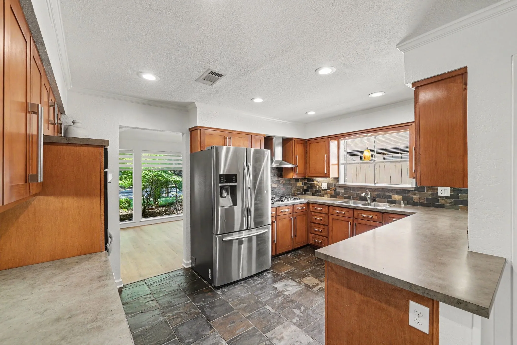 Single Family Residence For Sale in Dallas County , 13126 Fall Manor Drive, Dallas, Texas 75243, 3 Bedroom, 3 Bathroom, 2 Garage spaces, 2,468 Sqft, built in 1979, mls#21380379, Real Estate Agent in Dallas, Homes For Sale in Dallas county, Homes For Sale in Dallas, Realtor in Dallas Texas, Real Estate Brokerage Independent Realty Texas, Luminita Cordes Realtor