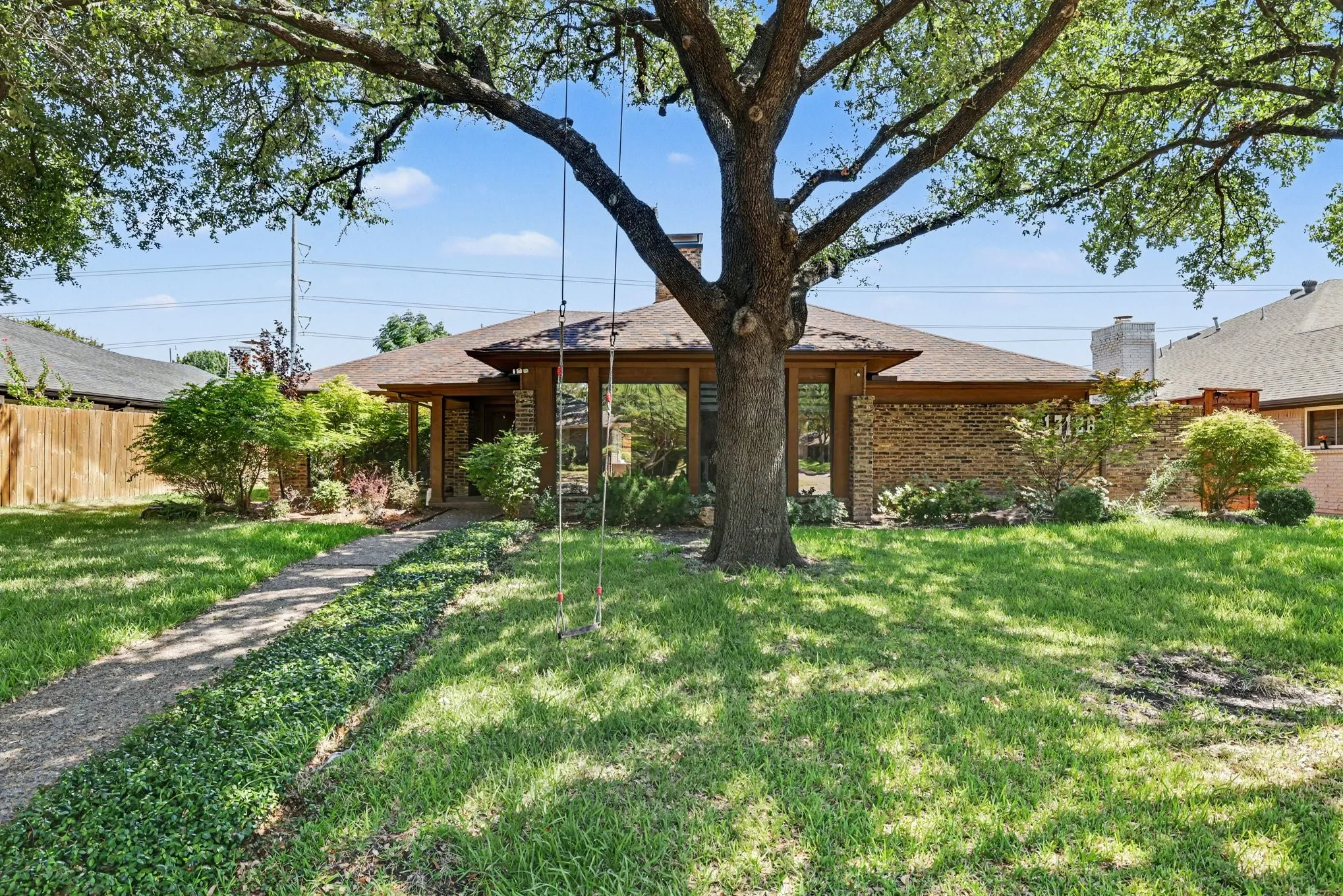 Single Family Residence For Sale in Dallas County , 13126 Fall Manor Drive, Dallas, Texas 75243, 3 Bedroom, 3 Bathroom, 2 Garage spaces, 2,468 Sqft, built in 1979, mls#21380379, Real Estate Agent in Dallas, Homes For Sale in Dallas county, Homes For Sale in Dallas, Realtor in Dallas Texas, Real Estate Brokerage Independent Realty Texas, Luminita Cordes Realtor