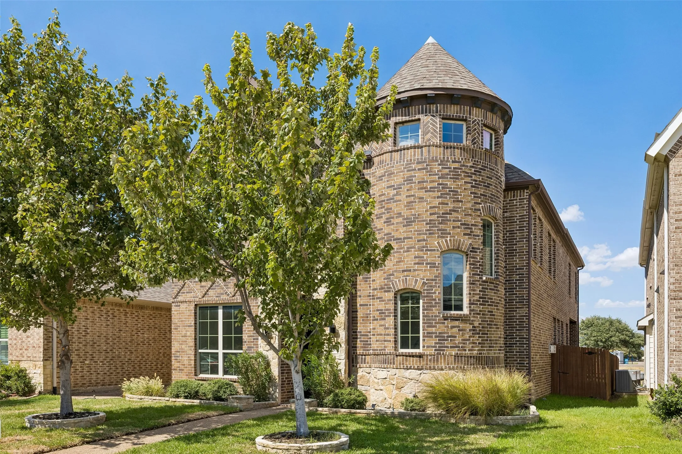 Single Family Residence For Sale in Dallas County , 3611 Crosby Street, Irving, Texas 75038, 3 Bedroom, 4 Bathroom, 2 Garage spaces, 2,784 Sqft, built in 2016, mls#21380682, Real Estate Agent in Irving, Homes For Sale in Dallas county, Homes For Sale in Irving, Realtor in Irving Texas, Real Estate Brokerage Independent Realty Texas, Luminita Cordes Realtor