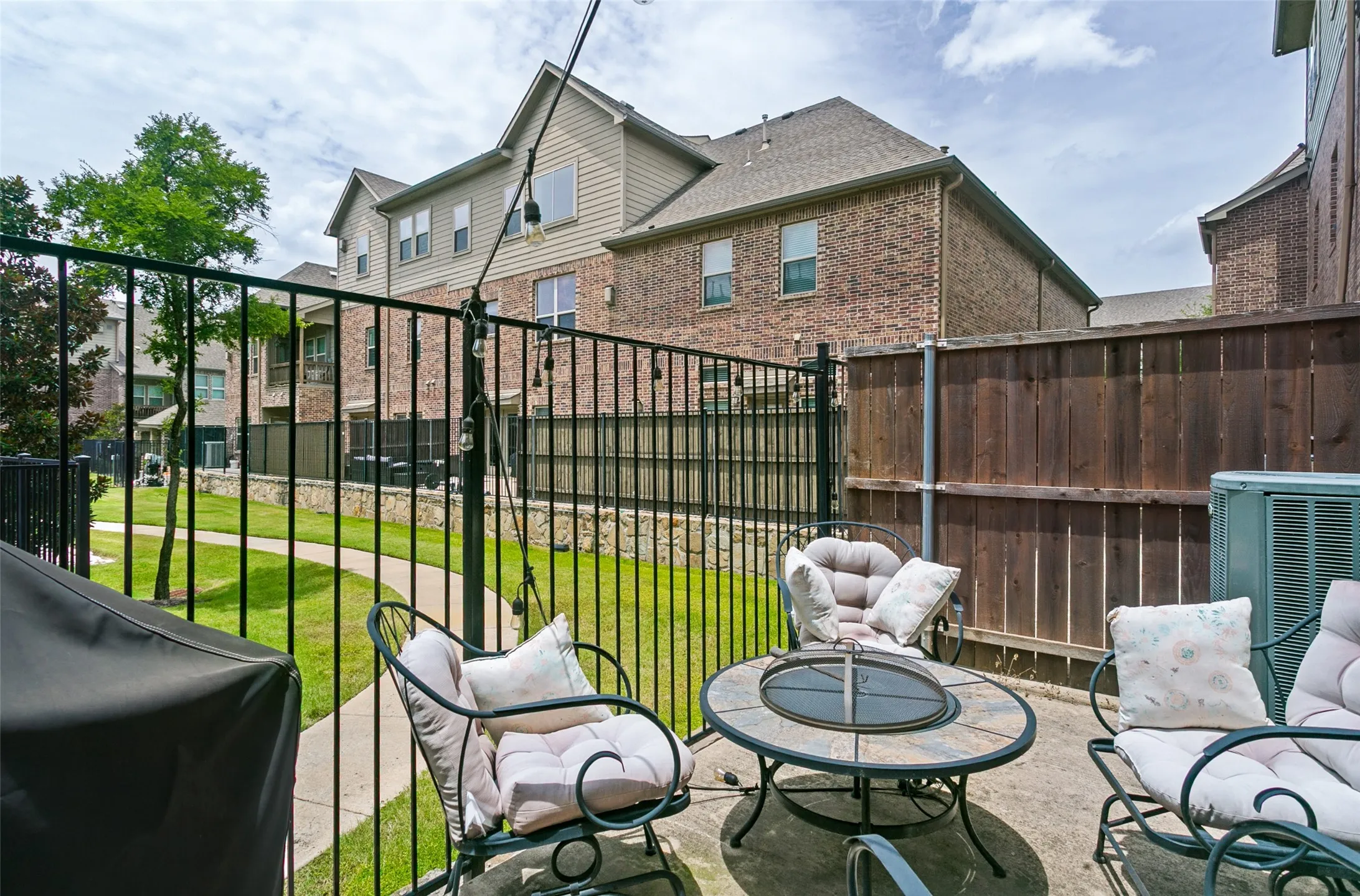 Townhouse For Sale in Denton County , 2662 Sherwood Drive, Lewisville, Texas 75067, 4 Bedroom, 3 Bathroom, 2 Garage spaces, 2,753 Sqft, built in 2015, mls#21371149, Real Estate Agent in Lewisville, Homes For Sale in Denton county, Homes For Sale in Lewisville, Realtor in Lewisville Texas, Real Estate Brokerage Independent Realty Texas, Luminita Cordes Realtor