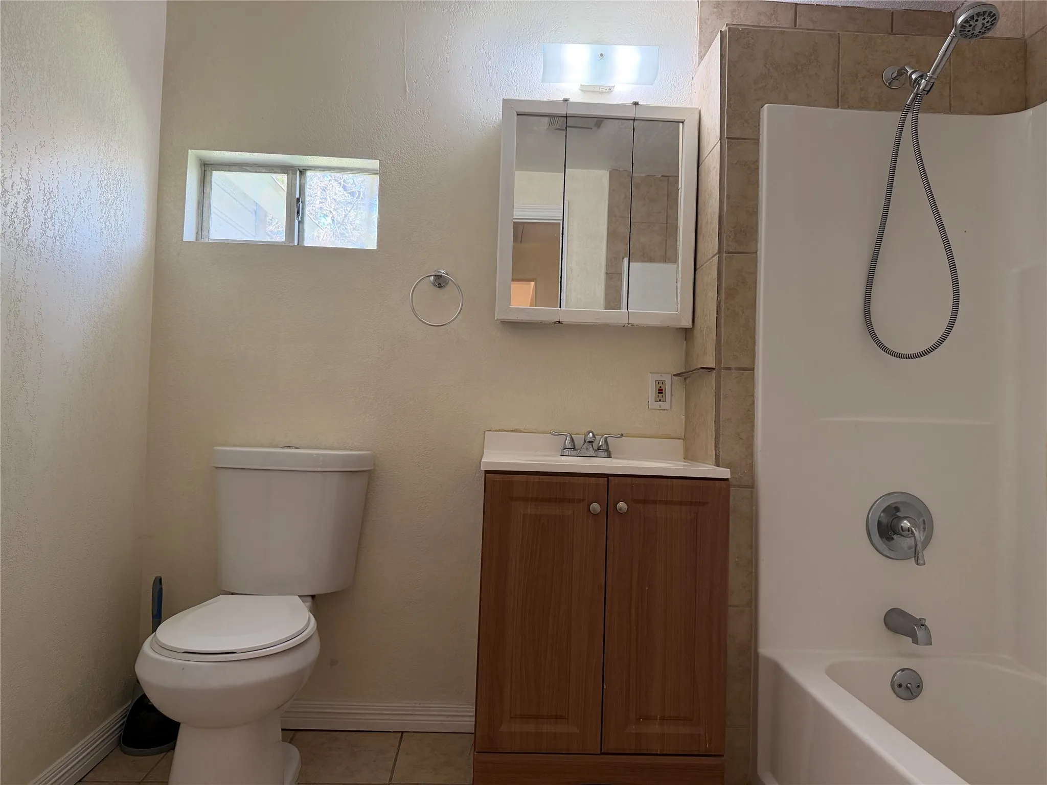 Single Family Residence For Rent in Tarrant County , 1402 N Commerce Street, Fort Worth, Texas 76164, 3 Bedroom, 1 Bathroom, Garage spaces, 1,132 Sqft, built in 1915, mls#21375857, Real Estate Agent in Fort Worth, Homes For Rent in Tarrant county, Homes For Rent in Fort Worth, Realtor in Fort Worth Texas, Real Estate Brokerage Independent Realty Texas, Luminita Cordes Realtor