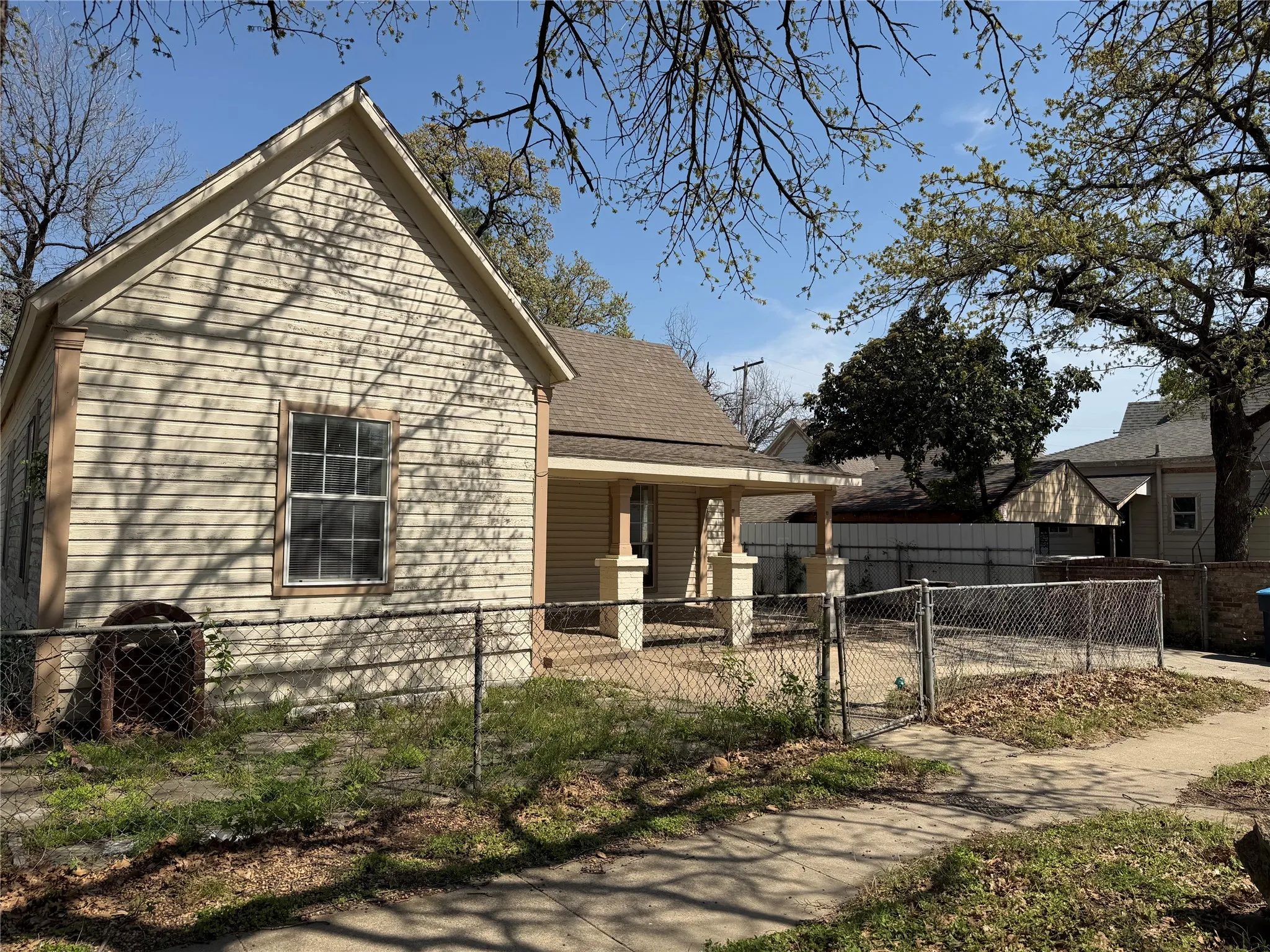 Single Family Residence For Rent in Tarrant County , 1402 N Commerce Street, Fort Worth, Texas 76164, 3 Bedroom, 1 Bathroom, Garage spaces, 1,132 Sqft, built in 1915, mls#21375857, Real Estate Agent in Fort Worth, Homes For Rent in Tarrant county, Homes For Rent in Fort Worth, Realtor in Fort Worth Texas, Real Estate Brokerage Independent Realty Texas, Luminita Cordes Realtor