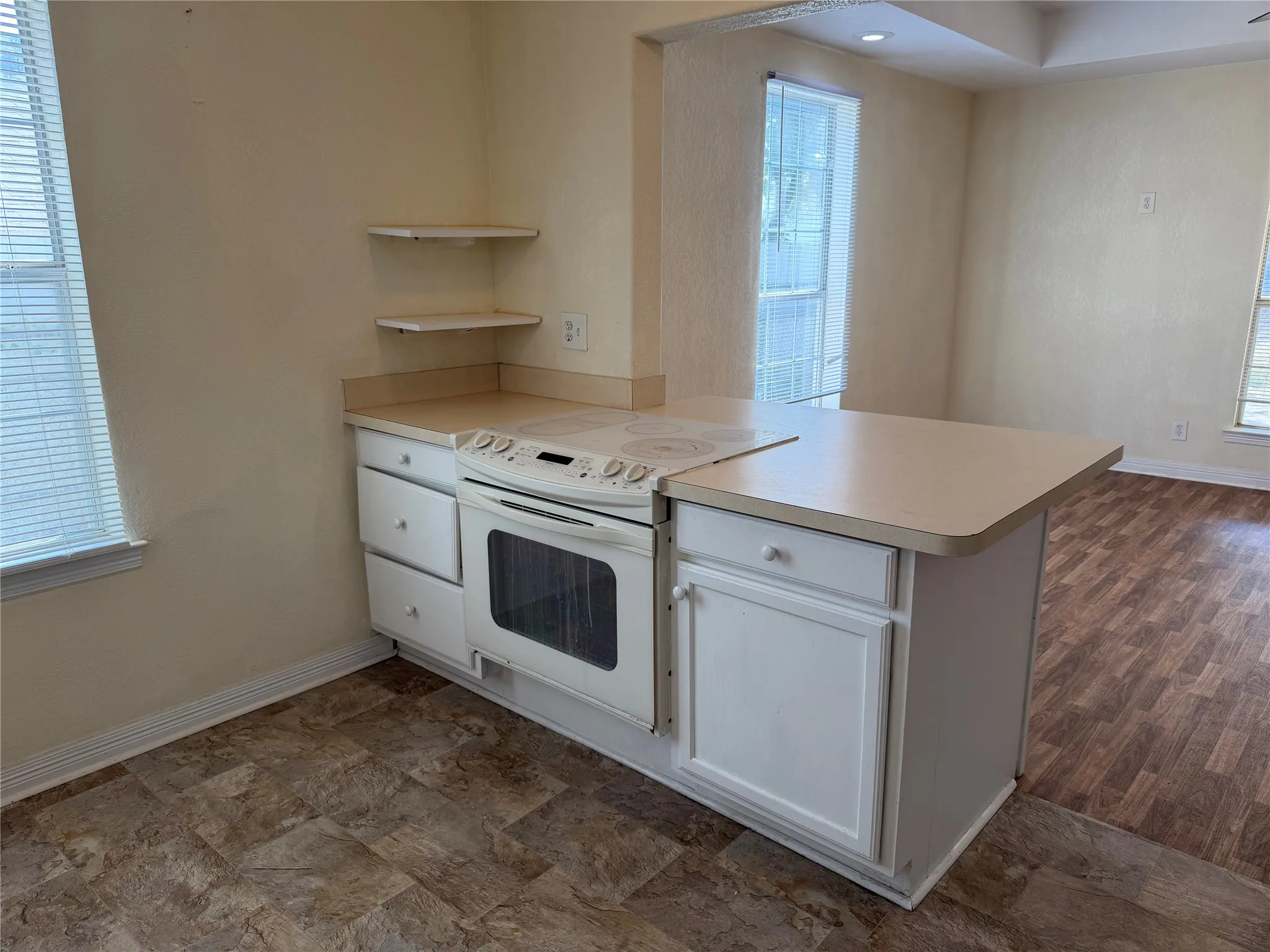 Single Family Residence For Rent in Tarrant County , 1402 N Commerce Street, Fort Worth, Texas 76164, 3 Bedroom, 1 Bathroom, Garage spaces, 1,132 Sqft, built in 1915, mls#21375857, Real Estate Agent in Fort Worth, Homes For Rent in Tarrant county, Homes For Rent in Fort Worth, Realtor in Fort Worth Texas, Real Estate Brokerage Independent Realty Texas, Luminita Cordes Realtor
