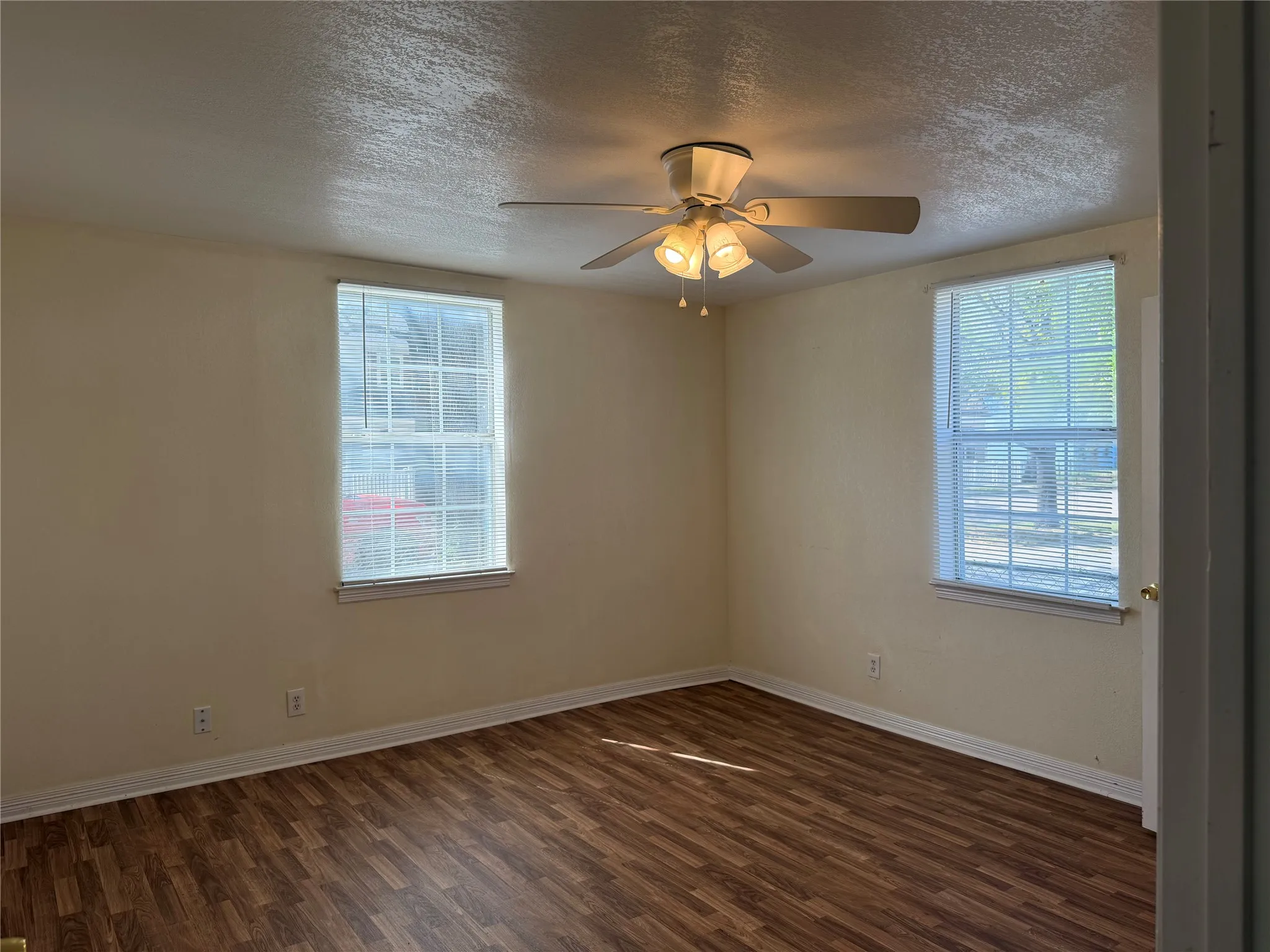 Single Family Residence For Rent in Tarrant County , 1402 N Commerce Street, Fort Worth, Texas 76164, 3 Bedroom, 1 Bathroom, Garage spaces, 1,132 Sqft, built in 1915, mls#21375857, Real Estate Agent in Fort Worth, Homes For Rent in Tarrant county, Homes For Rent in Fort Worth, Realtor in Fort Worth Texas, Real Estate Brokerage Independent Realty Texas, Luminita Cordes Realtor