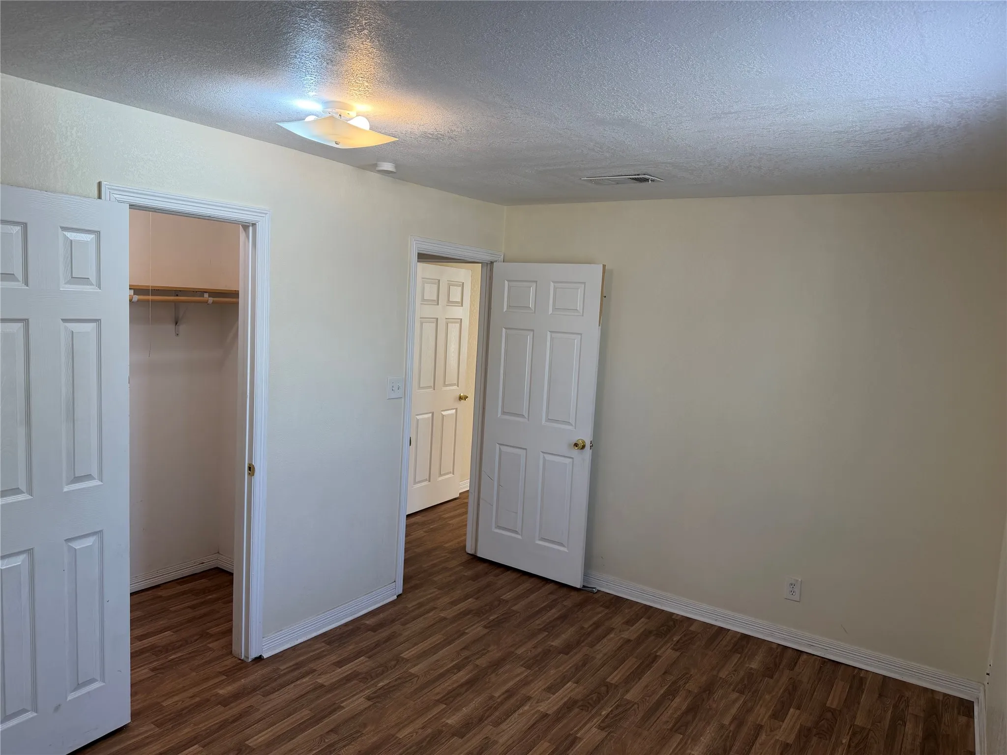 Single Family Residence For Rent in Tarrant County , 1402 N Commerce Street, Fort Worth, Texas 76164, 3 Bedroom, 1 Bathroom, Garage spaces, 1,132 Sqft, built in 1915, mls#21375857, Real Estate Agent in Fort Worth, Homes For Rent in Tarrant county, Homes For Rent in Fort Worth, Realtor in Fort Worth Texas, Real Estate Brokerage Independent Realty Texas, Luminita Cordes Realtor