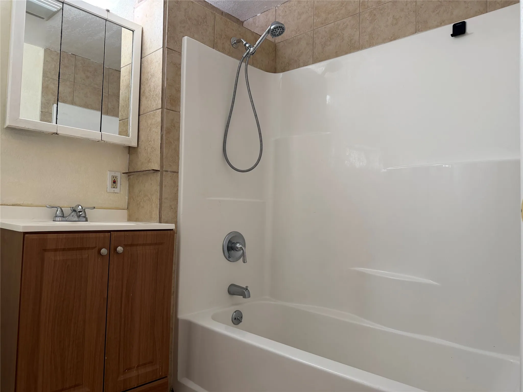 Single Family Residence For Rent in Tarrant County , 1402 N Commerce Street, Fort Worth, Texas 76164, 3 Bedroom, 1 Bathroom, Garage spaces, 1,132 Sqft, built in 1915, mls#21375857, Real Estate Agent in Fort Worth, Homes For Rent in Tarrant county, Homes For Rent in Fort Worth, Realtor in Fort Worth Texas, Real Estate Brokerage Independent Realty Texas, Luminita Cordes Realtor