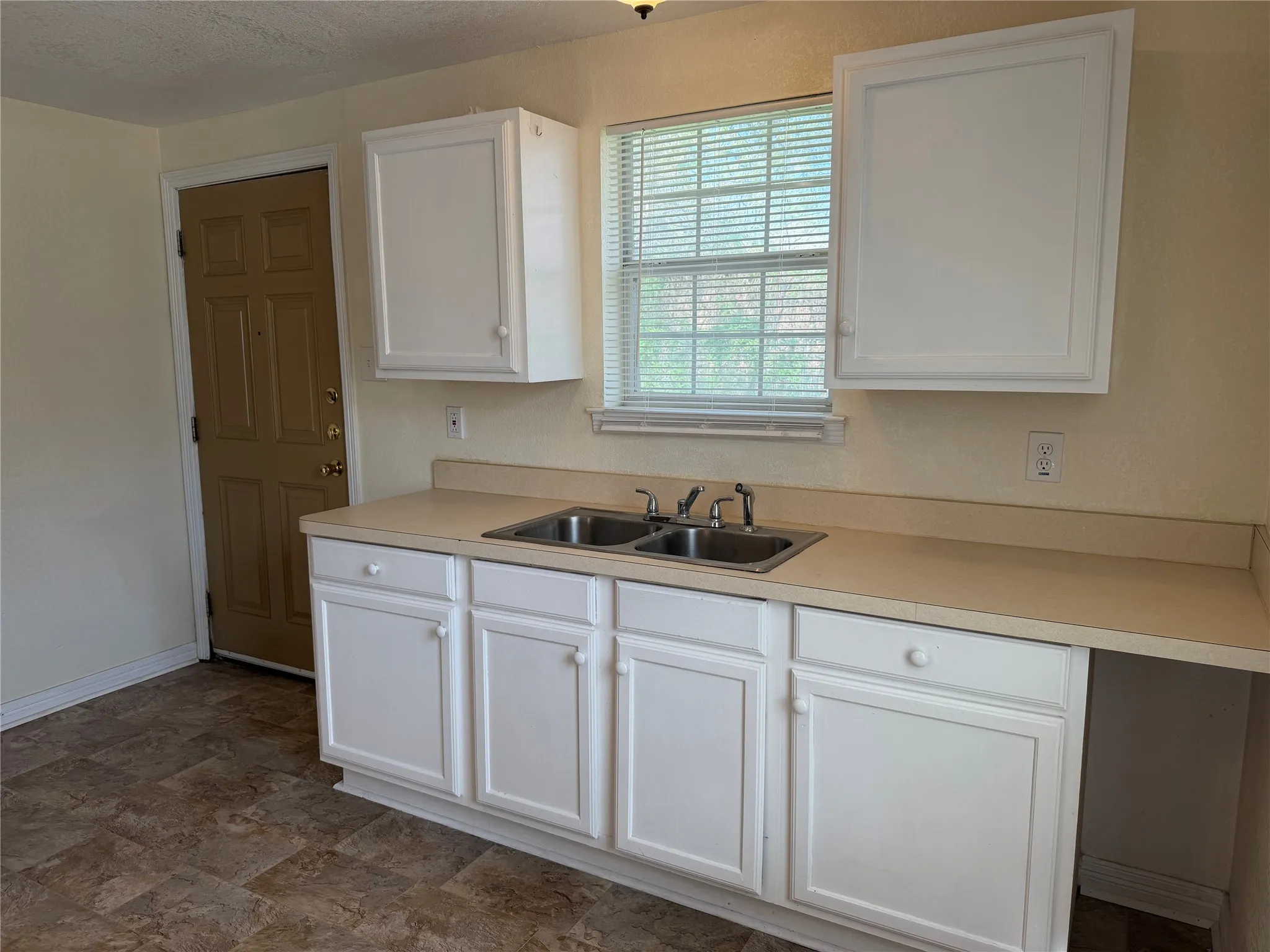 Single Family Residence For Rent in Tarrant County , 1402 N Commerce Street, Fort Worth, Texas 76164, 3 Bedroom, 1 Bathroom, Garage spaces, 1,132 Sqft, built in 1915, mls#21375857, Real Estate Agent in Fort Worth, Homes For Rent in Tarrant county, Homes For Rent in Fort Worth, Realtor in Fort Worth Texas, Real Estate Brokerage Independent Realty Texas, Luminita Cordes Realtor