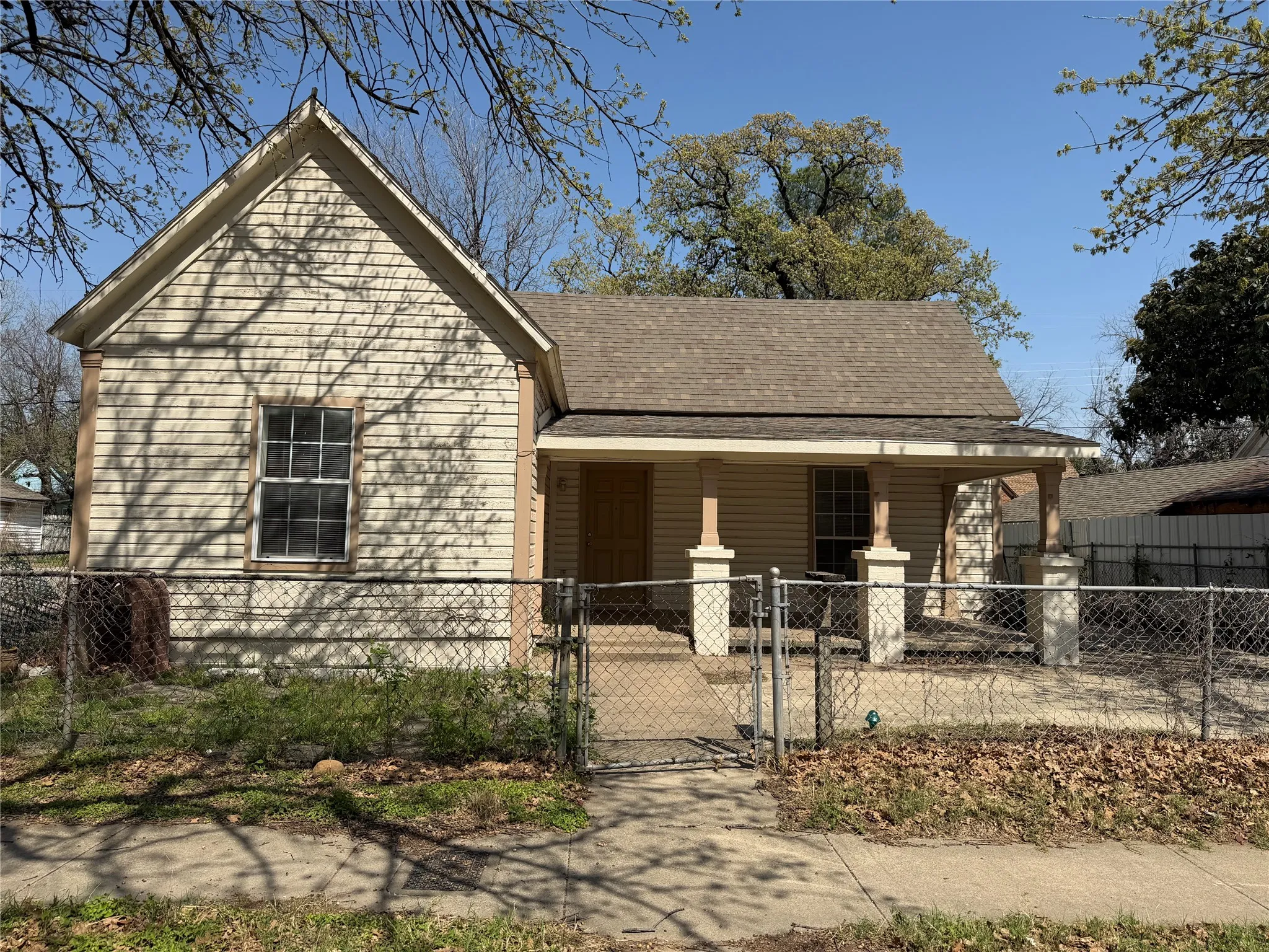 Single Family Residence For Rent in Tarrant County , 1402 N Commerce Street, Fort Worth, Texas 76164, 3 Bedroom, 1 Bathroom, Garage spaces, 1,132 Sqft, built in 1915, mls#21375857, Real Estate Agent in Fort Worth, Homes For Rent in Tarrant county, Homes For Rent in Fort Worth, Realtor in Fort Worth Texas, Real Estate Brokerage Independent Realty Texas, Luminita Cordes Realtor