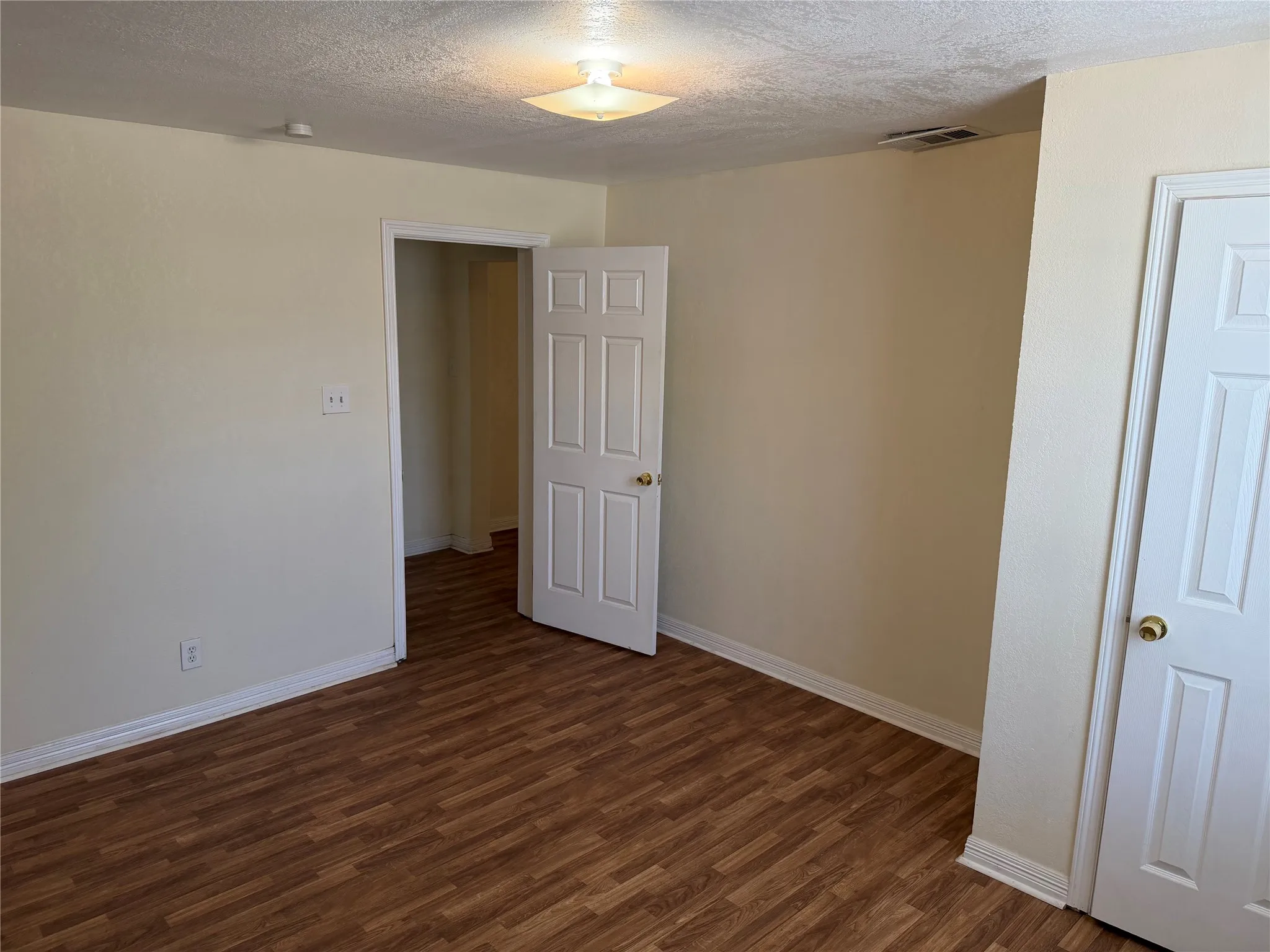 Single Family Residence For Rent in Tarrant County , 1402 N Commerce Street, Fort Worth, Texas 76164, 3 Bedroom, 1 Bathroom, Garage spaces, 1,132 Sqft, built in 1915, mls#21375857, Real Estate Agent in Fort Worth, Homes For Rent in Tarrant county, Homes For Rent in Fort Worth, Realtor in Fort Worth Texas, Real Estate Brokerage Independent Realty Texas, Luminita Cordes Realtor