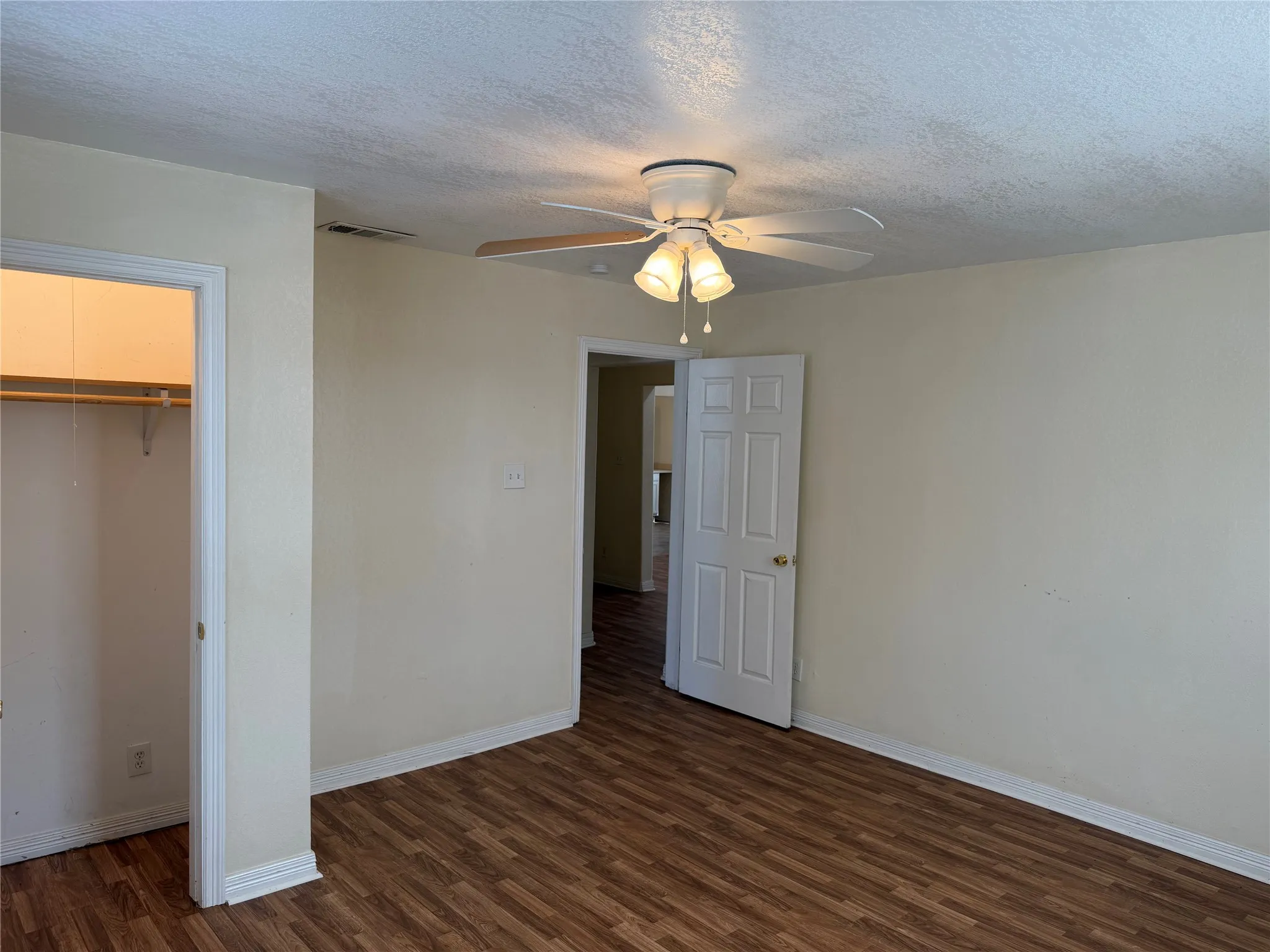 Single Family Residence For Rent in Tarrant County , 1402 N Commerce Street, Fort Worth, Texas 76164, 3 Bedroom, 1 Bathroom, Garage spaces, 1,132 Sqft, built in 1915, mls#21375857, Real Estate Agent in Fort Worth, Homes For Rent in Tarrant county, Homes For Rent in Fort Worth, Realtor in Fort Worth Texas, Real Estate Brokerage Independent Realty Texas, Luminita Cordes Realtor