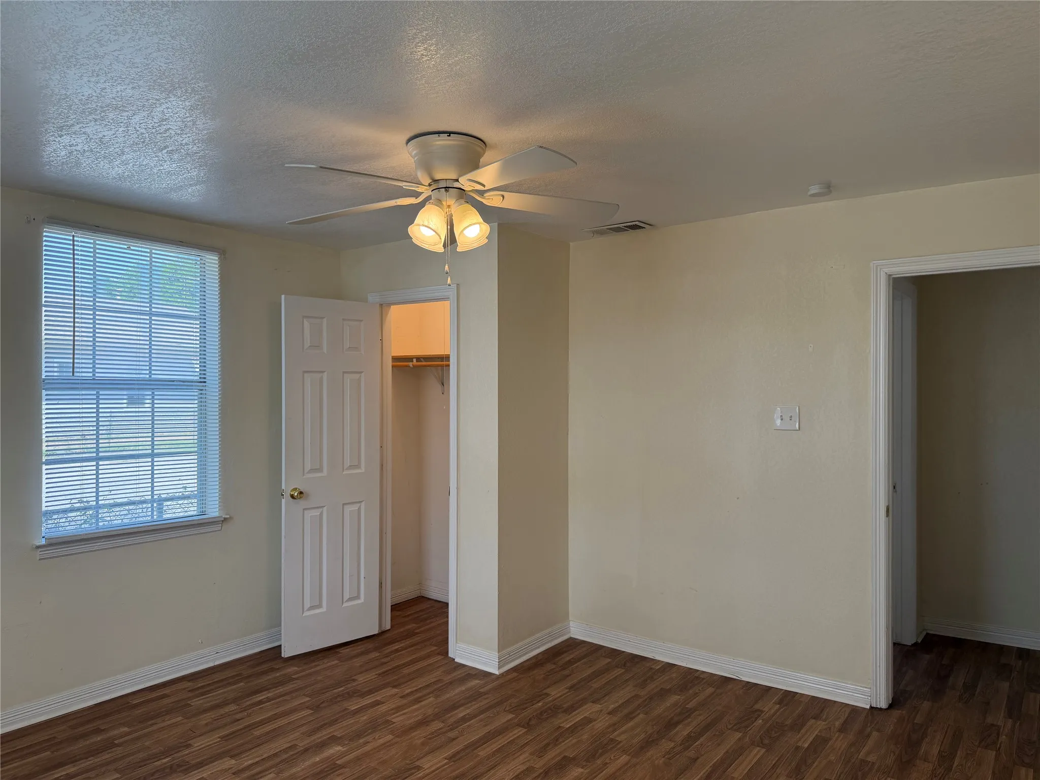 Single Family Residence For Rent in Tarrant County , 1402 N Commerce Street, Fort Worth, Texas 76164, 3 Bedroom, 1 Bathroom, Garage spaces, 1,132 Sqft, built in 1915, mls#21375857, Real Estate Agent in Fort Worth, Homes For Rent in Tarrant county, Homes For Rent in Fort Worth, Realtor in Fort Worth Texas, Real Estate Brokerage Independent Realty Texas, Luminita Cordes Realtor