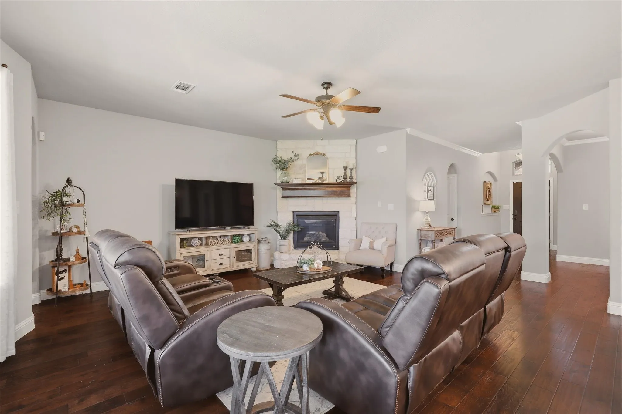 Single Family Residence For Sale in Collin County , 2918 Winchester Avenue, Melissa, Texas 75454, 3 Bedroom, 2 Bathroom, 2 Garage spaces, 1,878 Sqft, built in 2017, mls#21381095, Real Estate Agent in Melissa, Homes For Sale in Collin county, Homes For Sale in Melissa, Realtor in Melissa Texas, Real Estate Brokerage Independent Realty Texas, Luminita Cordes Realtor