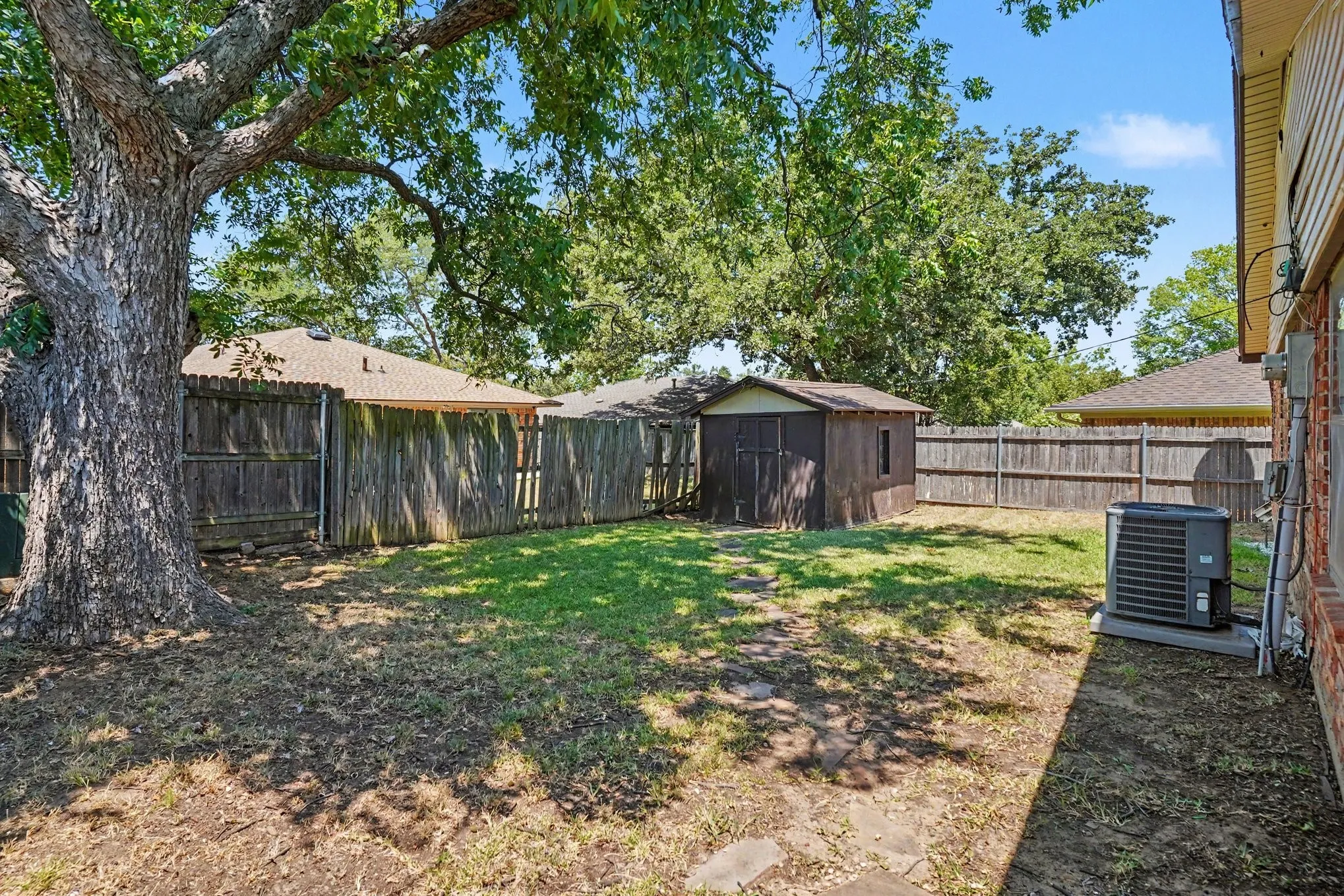 Single Family Residence For Sale in Tarrant County , 17 Oakmont Court, Pantego, Texas 76013, 3 Bedroom, 2 Bathroom, 2 Garage spaces, 1,416 Sqft, built in 1978, mls#21381647, Real Estate Agent in Pantego, Homes For Sale in Tarrant county, Homes For Sale in Pantego, Realtor in Pantego Texas, Real Estate Brokerage Independent Realty Texas, Luminita Cordes Realtor