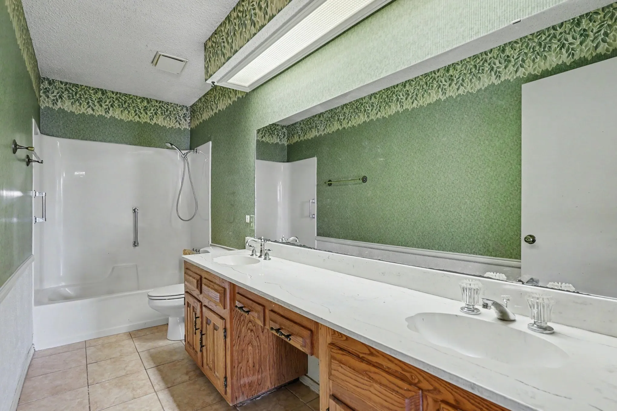 Single Family Residence For Sale in Tarrant County , 17 Oakmont Court, Pantego, Texas 76013, 3 Bedroom, 2 Bathroom, 2 Garage spaces, 1,416 Sqft, built in 1978, mls#21381647, Real Estate Agent in Pantego, Homes For Sale in Tarrant county, Homes For Sale in Pantego, Realtor in Pantego Texas, Real Estate Brokerage Independent Realty Texas, Luminita Cordes Realtor