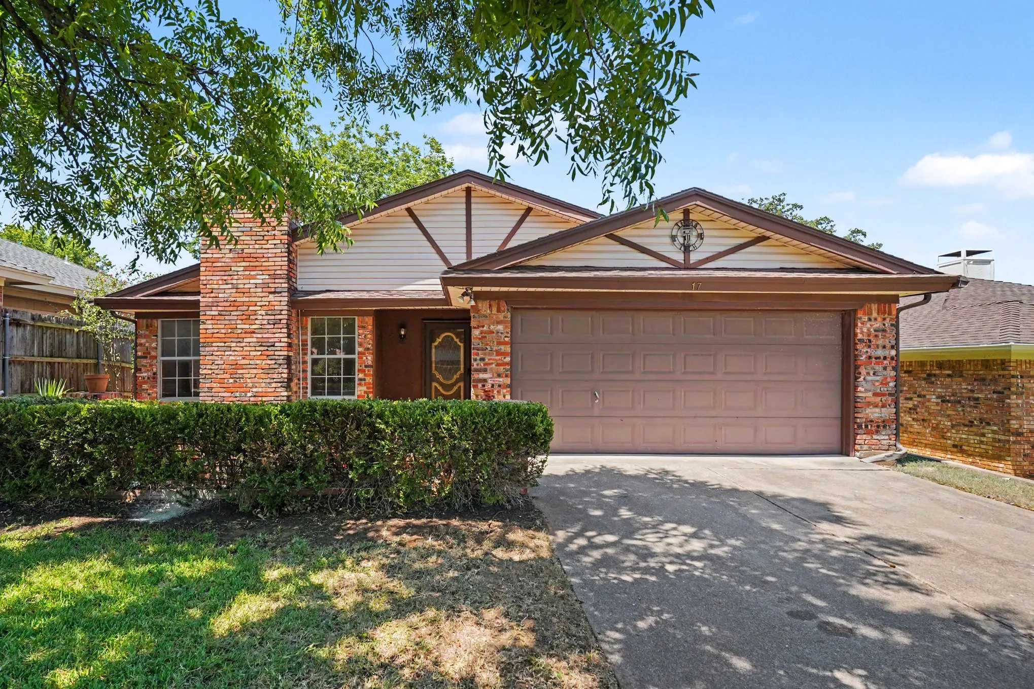 Single Family Residence For Sale in Tarrant County , 17 Oakmont Court, Pantego, Texas 76013, 3 Bedroom, 2 Bathroom, 2 Garage spaces, 1,416 Sqft, built in 1978, mls#21381647, Real Estate Agent in Pantego, Homes For Sale in Tarrant county, Homes For Sale in Pantego, Realtor in Pantego Texas, Real Estate Brokerage Independent Realty Texas, Luminita Cordes Realtor