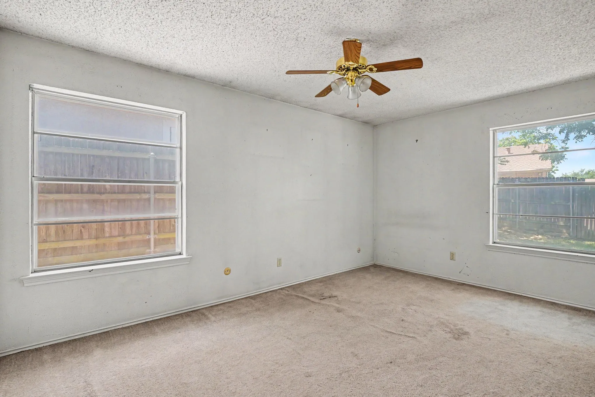 Single Family Residence For Sale in Tarrant County , 17 Oakmont Court, Pantego, Texas 76013, 3 Bedroom, 2 Bathroom, 2 Garage spaces, 1,416 Sqft, built in 1978, mls#21381647, Real Estate Agent in Pantego, Homes For Sale in Tarrant county, Homes For Sale in Pantego, Realtor in Pantego Texas, Real Estate Brokerage Independent Realty Texas, Luminita Cordes Realtor