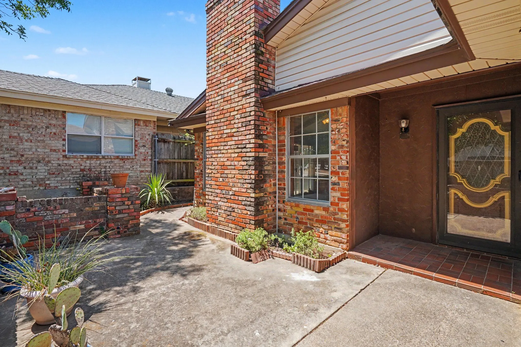Single Family Residence For Sale in Tarrant County , 17 Oakmont Court, Pantego, Texas 76013, 3 Bedroom, 2 Bathroom, 2 Garage spaces, 1,416 Sqft, built in 1978, mls#21381647, Real Estate Agent in Pantego, Homes For Sale in Tarrant county, Homes For Sale in Pantego, Realtor in Pantego Texas, Real Estate Brokerage Independent Realty Texas, Luminita Cordes Realtor