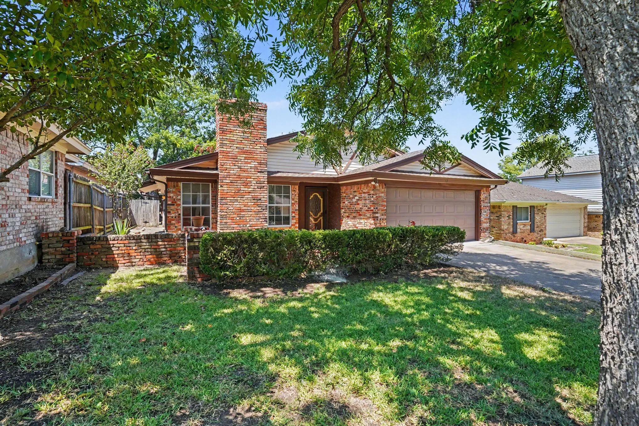 Single Family Residence For Sale in Tarrant County , 17 Oakmont Court, Pantego, Texas 76013, 3 Bedroom, 2 Bathroom, 2 Garage spaces, 1,416 Sqft, built in 1978, mls#21381647, Real Estate Agent in Pantego, Homes For Sale in Tarrant county, Homes For Sale in Pantego, Realtor in Pantego Texas, Real Estate Brokerage Independent Realty Texas, Luminita Cordes Realtor